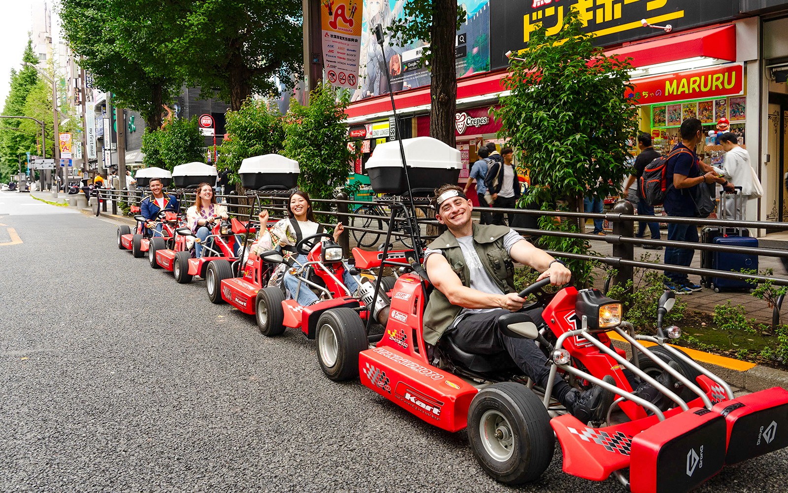 在東京秋葉原駕駛卡丁車的人,背景是城市風景。