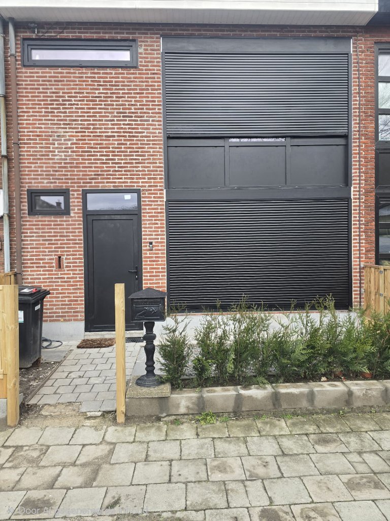 Voor en na gevelrenovatie met nieuwe voordeur en garagepoort