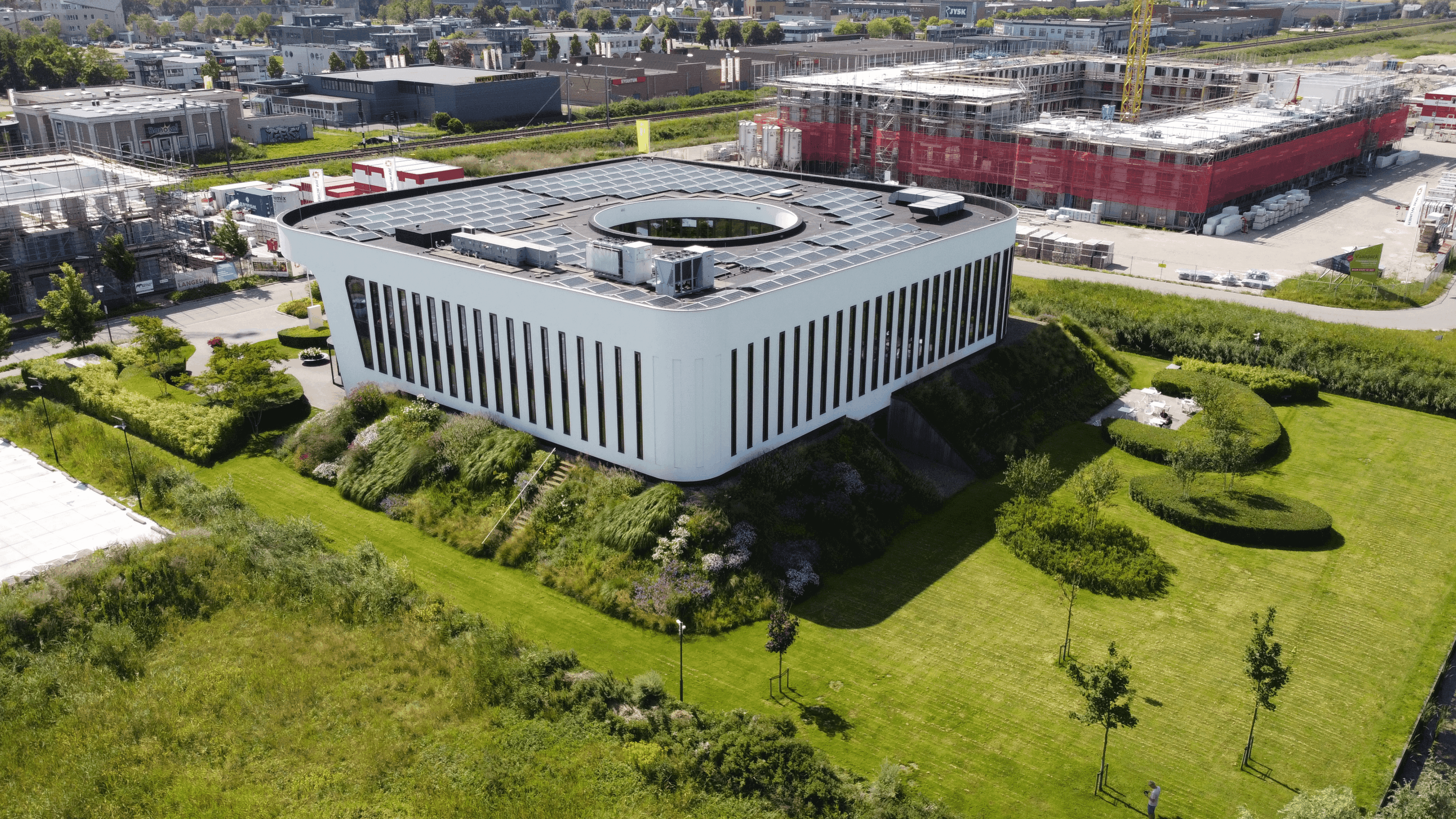 sfeervol tuinontwerp met overkapping en staptegels met beplanting