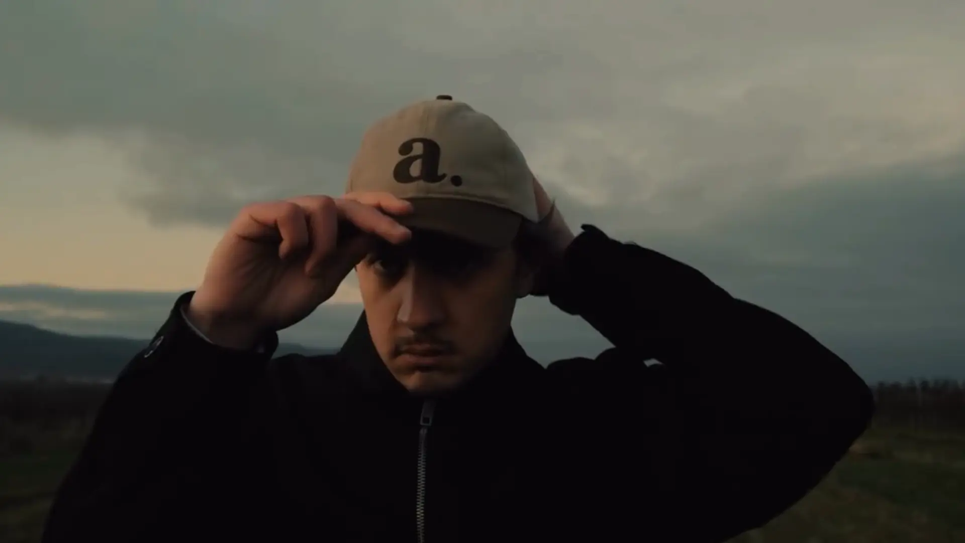 Max Kinzel setzt seine Cap auf - Moment aus einem Kurzfilm