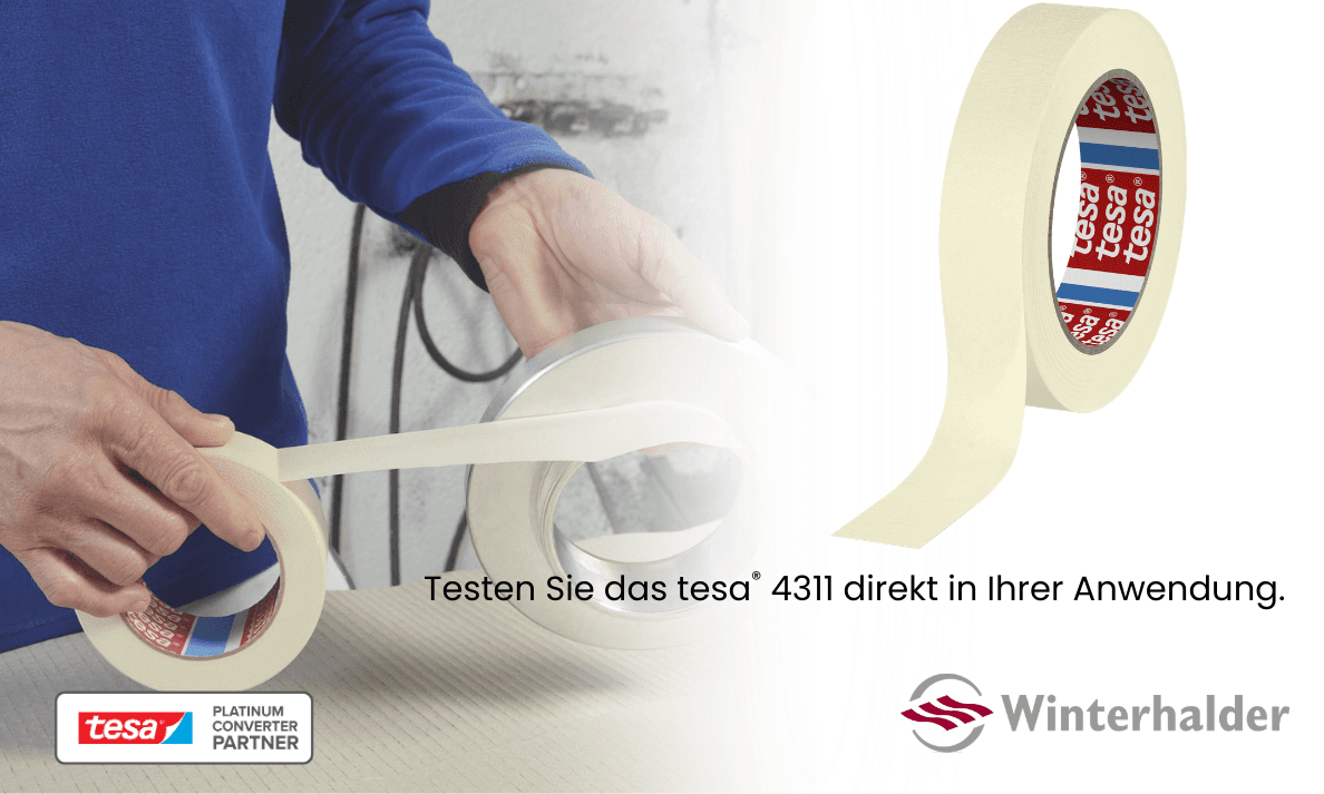 Ein Mann steht nachdenklich in einem stilvollen Industriegebäude, um ihn herum Textfelder, die verschiedene Themen behandeln.