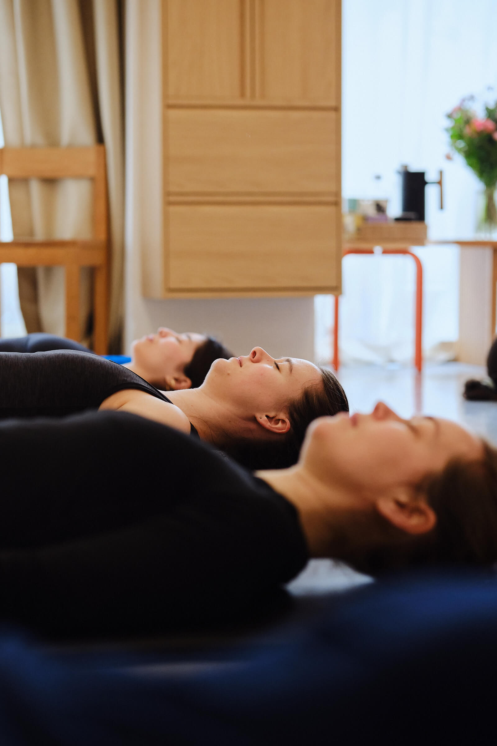 Smilende kvinder dyrker pilates