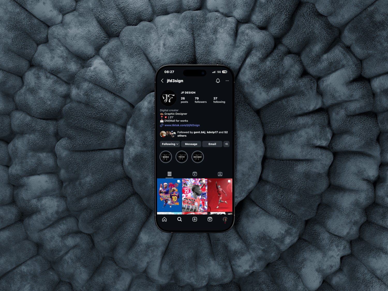 iPhone Mockup represent a screenshot of this App