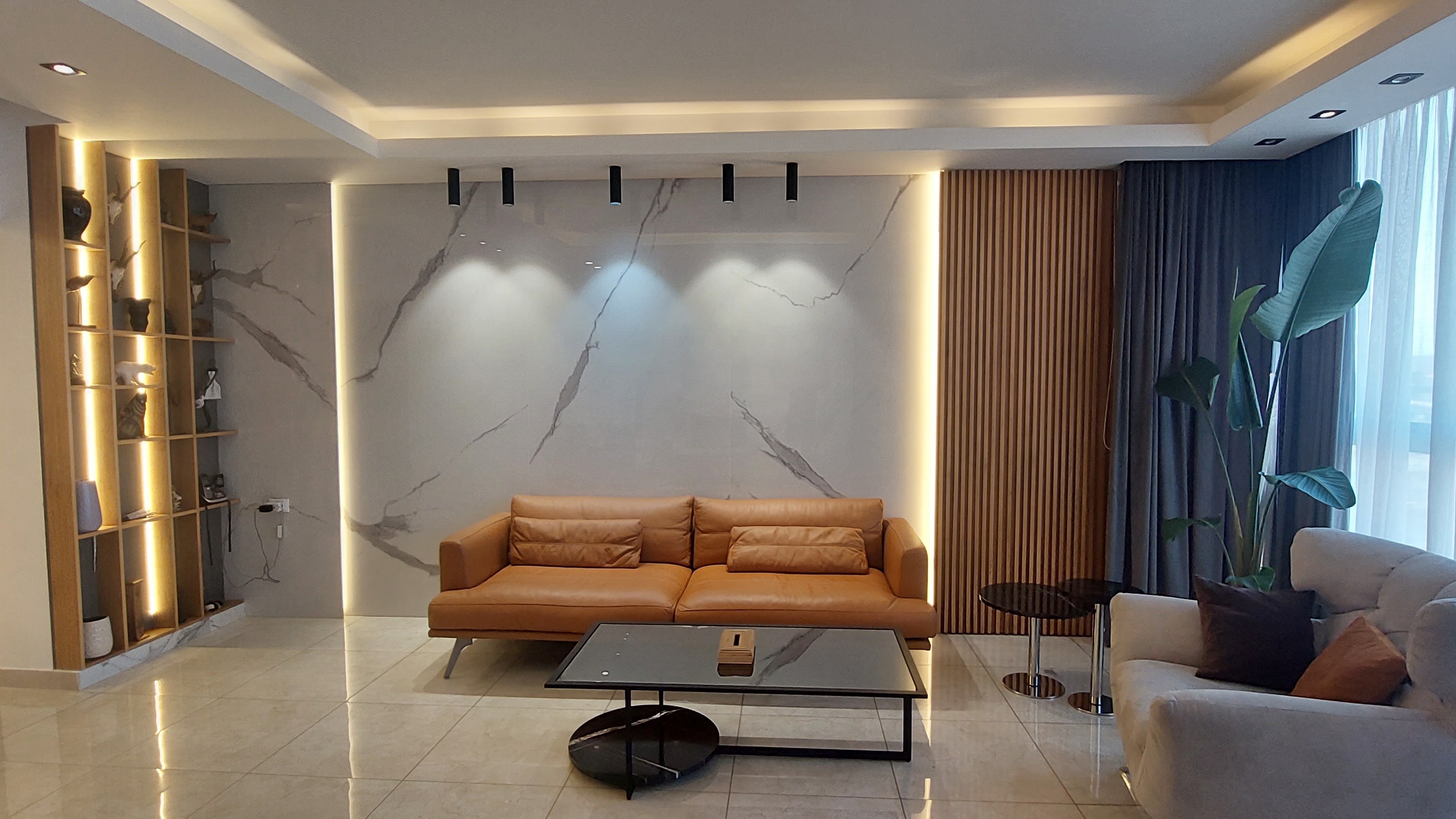 white ceramic bathtub