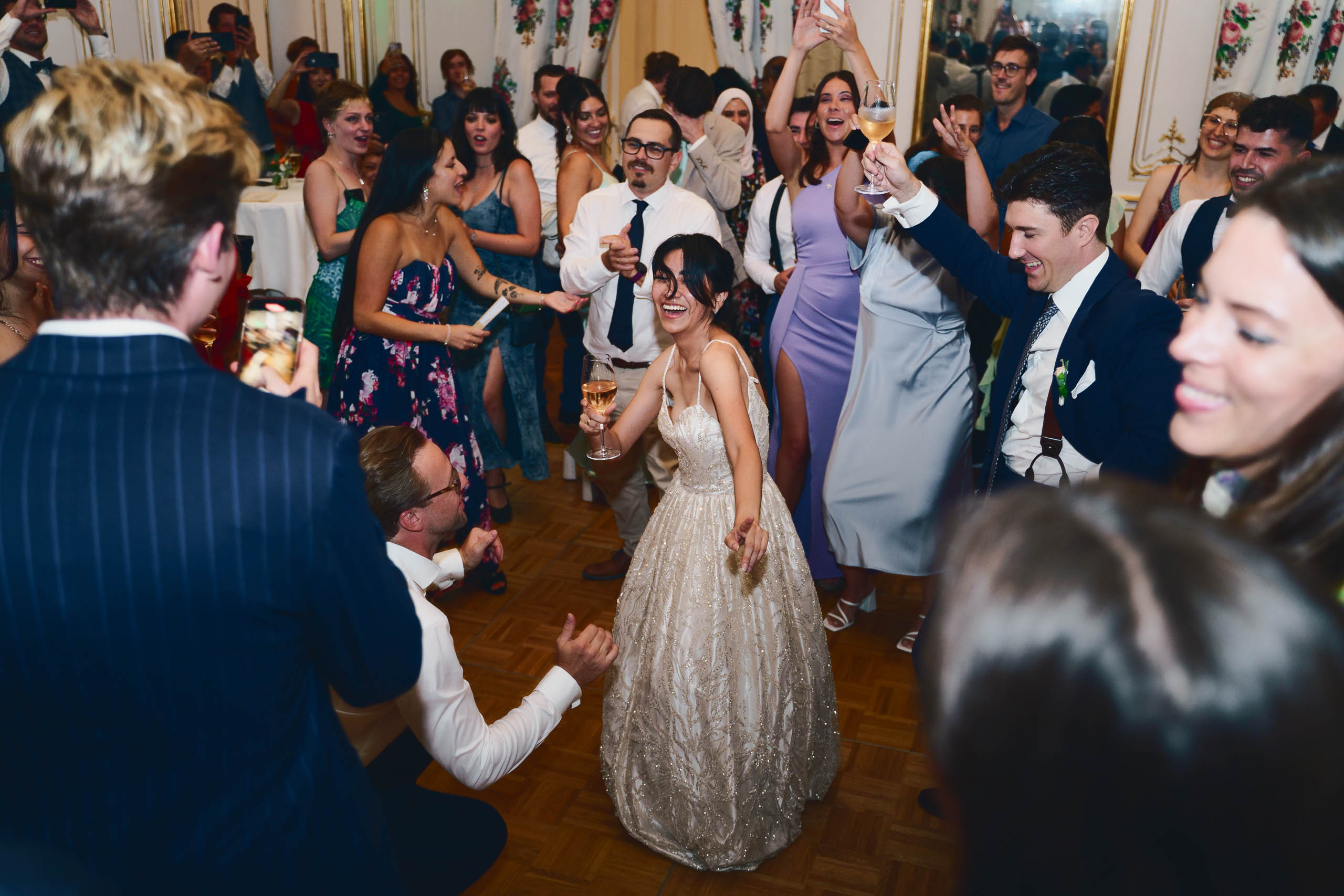Party im prunkvollen Ambiente des Palais Liechtenstein bei Abenddämmerung - Hochzeitsfotografie Wien Leon Moik