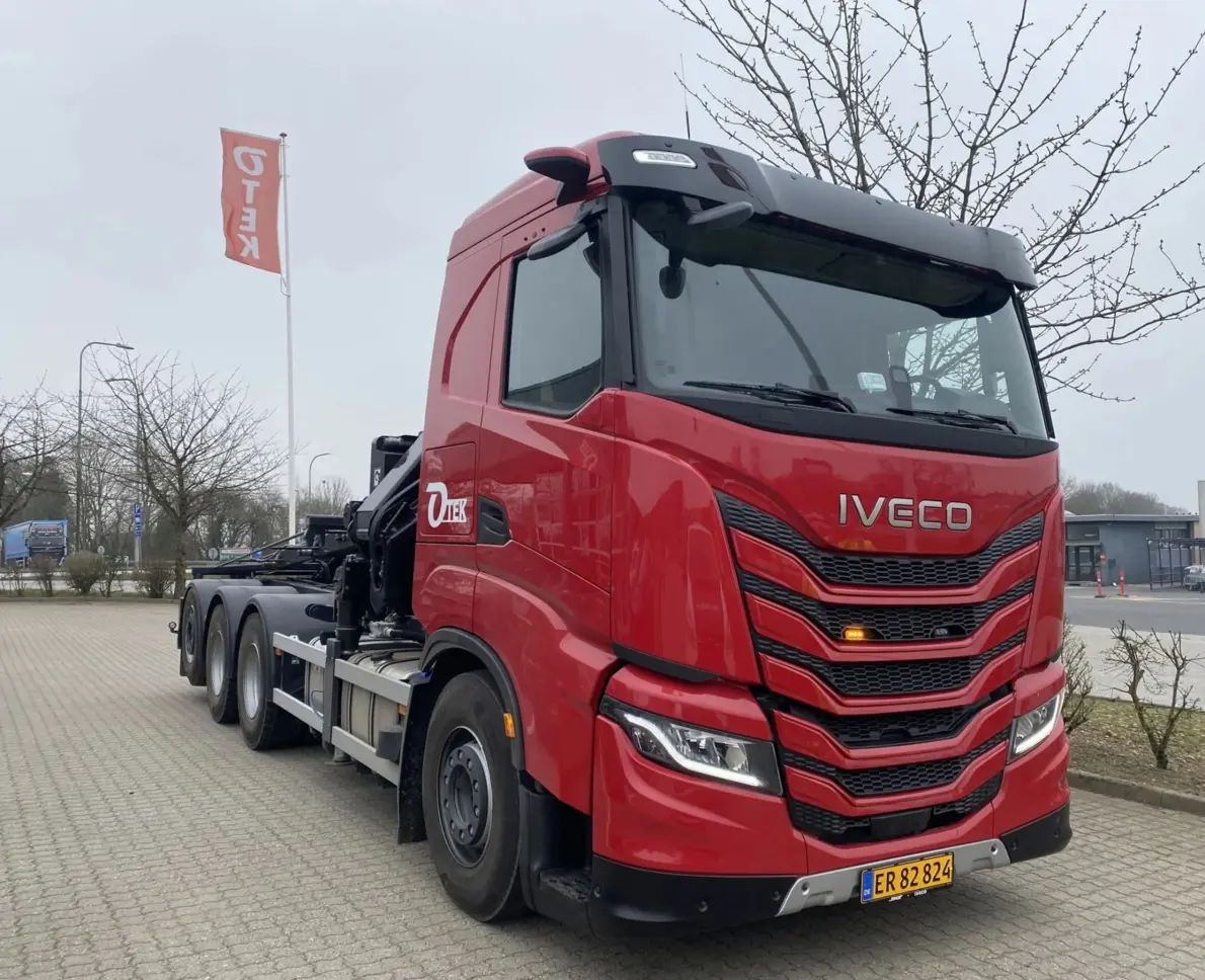 rød iveco x-way med kran otek