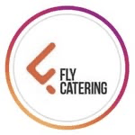 Выездной кейтеринг для свадьбы с оформленным столом и напитками