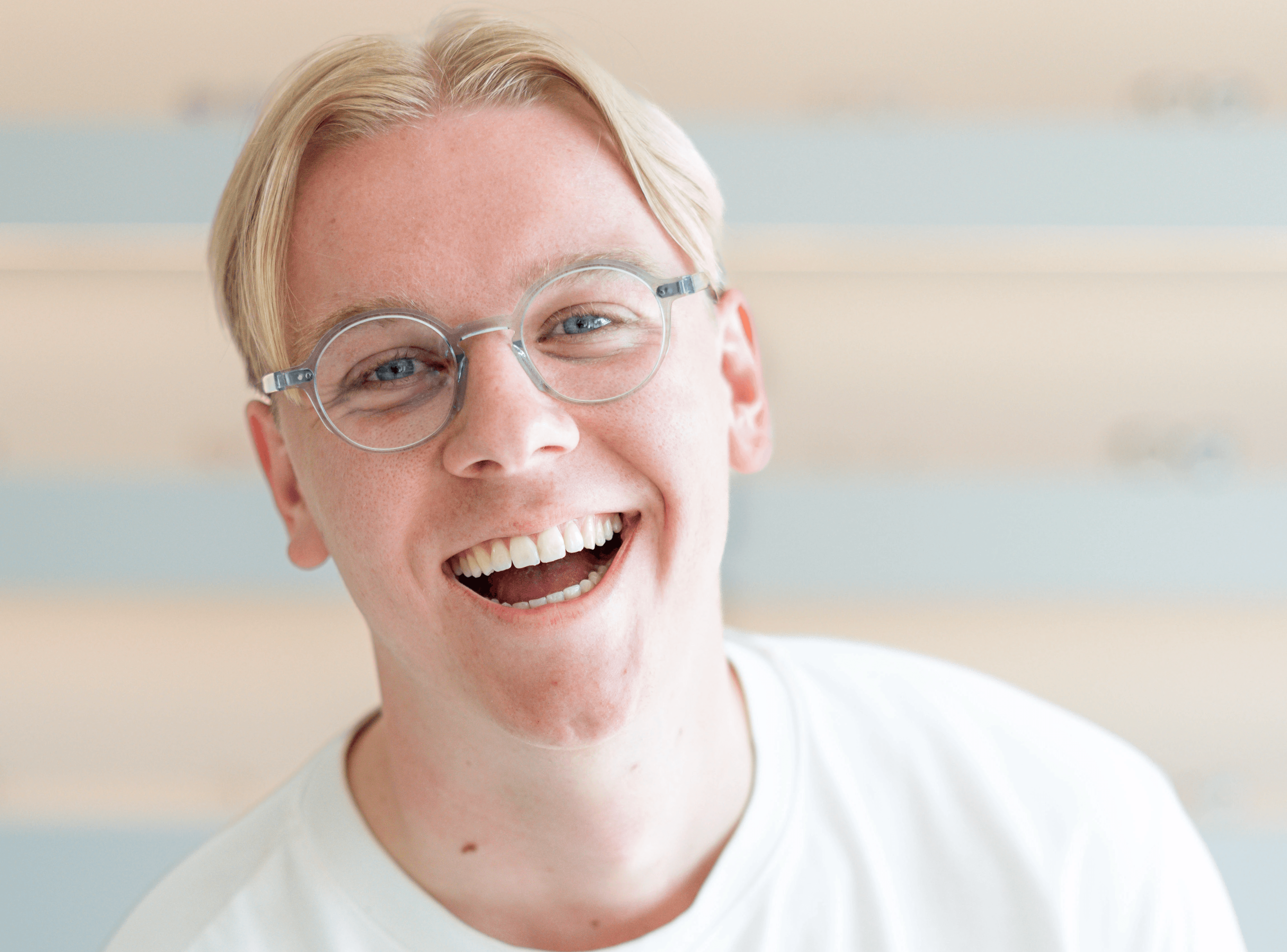 oranje met zwarte talla bril