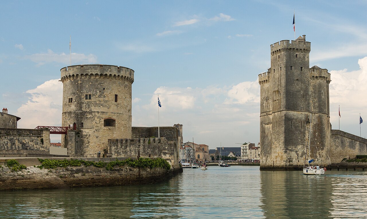 Les tours de la Chaîne et Saint-Nicolas à l’entrée du Vieux-Port de La Rochelle.