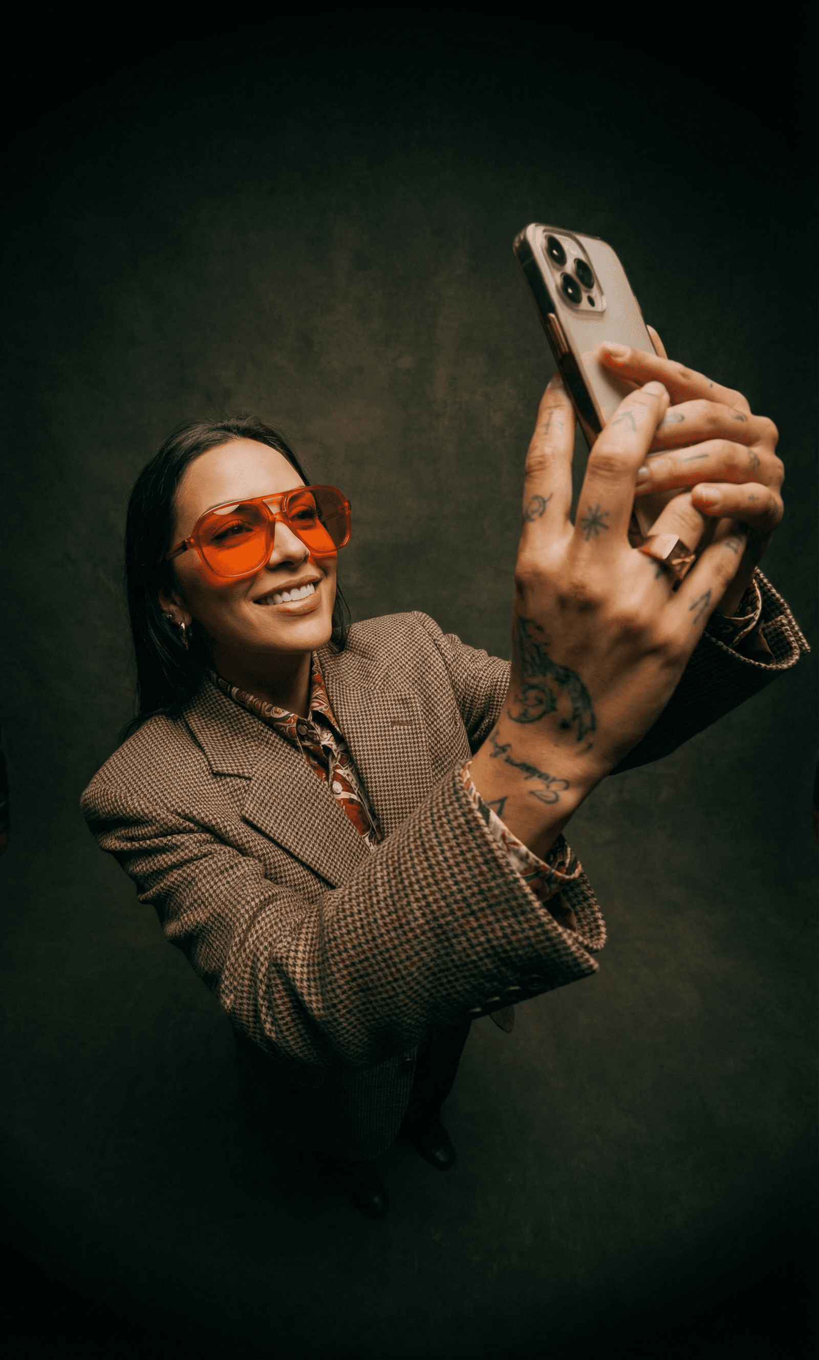 Authentischer AI-generierter UGC Creator für Social Media Video Ads im TikTok Stil.