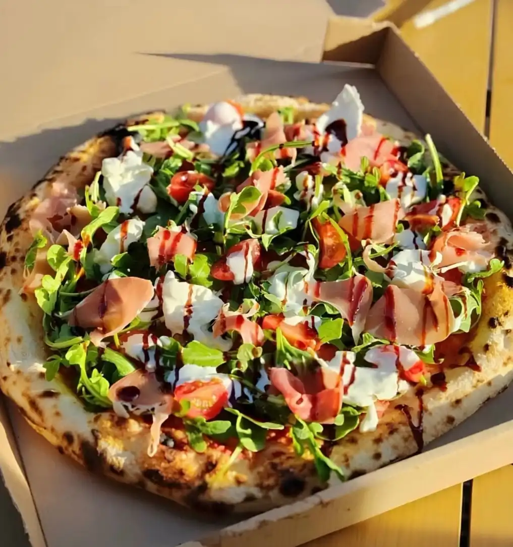 Pizza du mois de La Toré Pizza avec sauce tomate italienne, mozzarella di buffala, coppa, verdure, billes de mozzarella, tomate cerise, crème de balsamque.