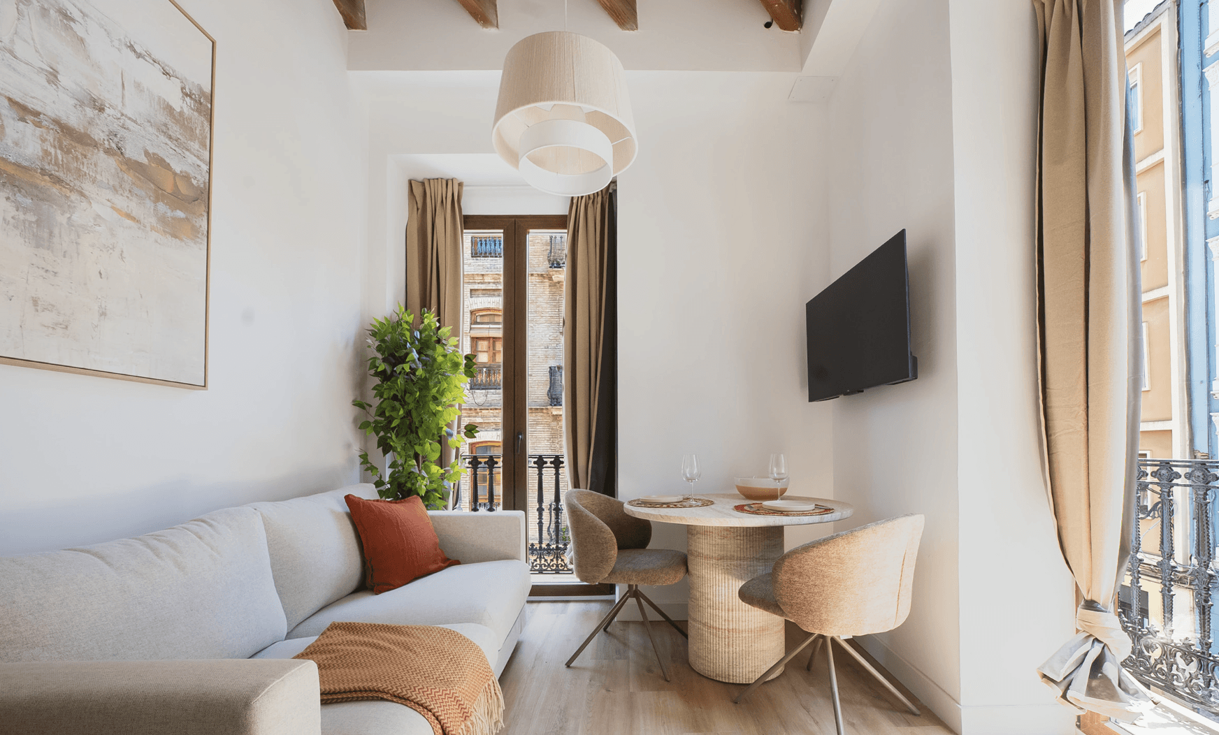 Foto de una hermosa cocina luminosa con grandes ventanas