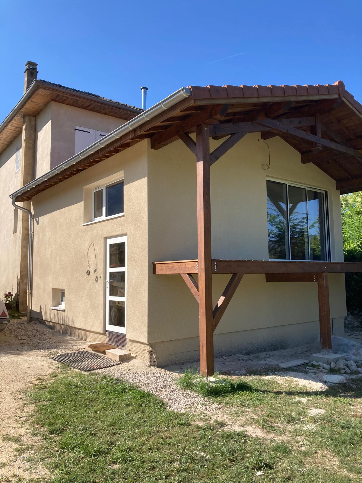 Détail de la finition soignée d'une isolation thermique par l'extérieur (ITE) sur un angle de maison par DLS Façade. Expertise en ravalement et isolation pour un résultat esthétique et durable.