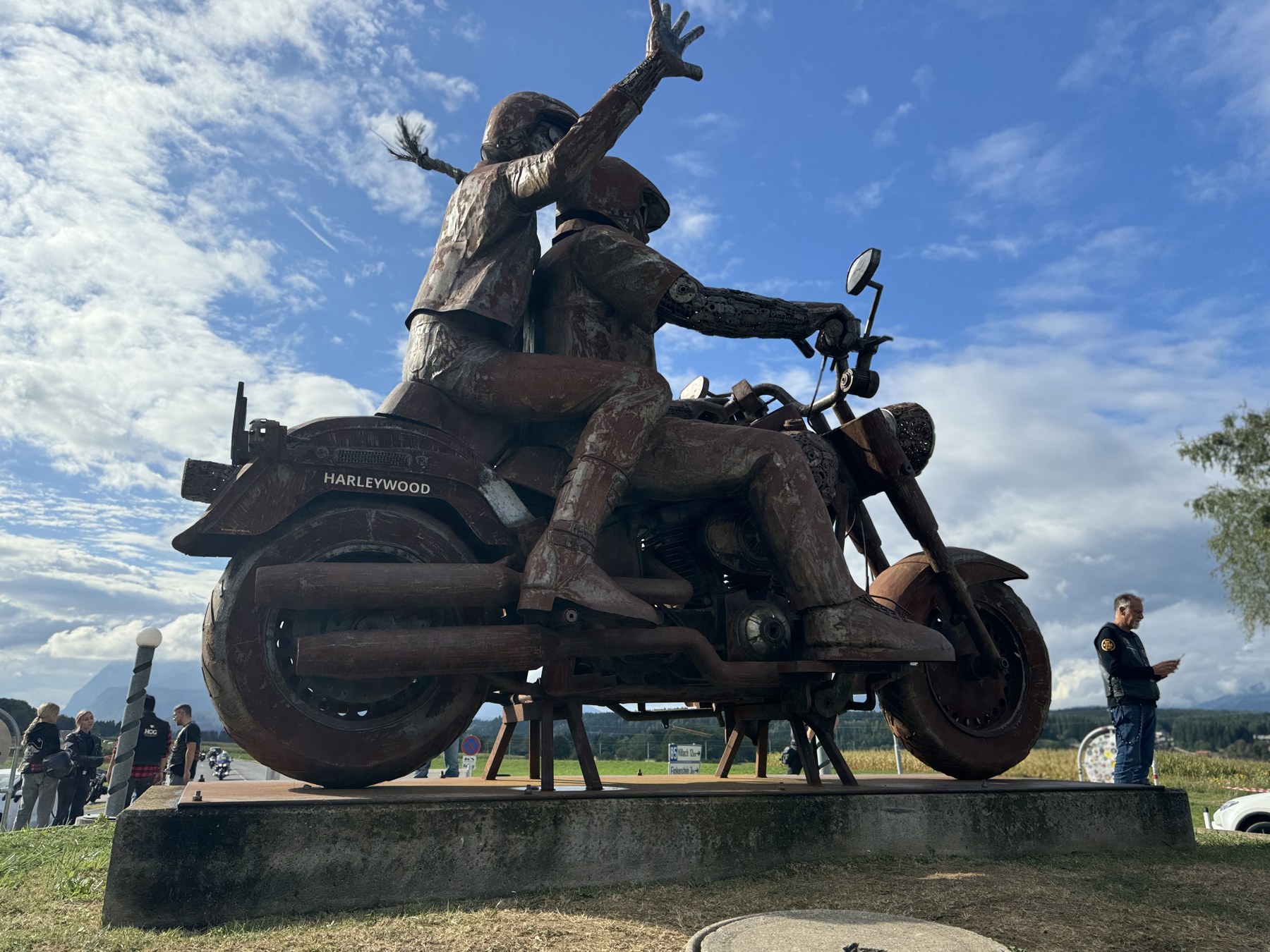 Harleywood-Bikerdenkmal am Kreisverkehr in Finkenstein am Faaker See