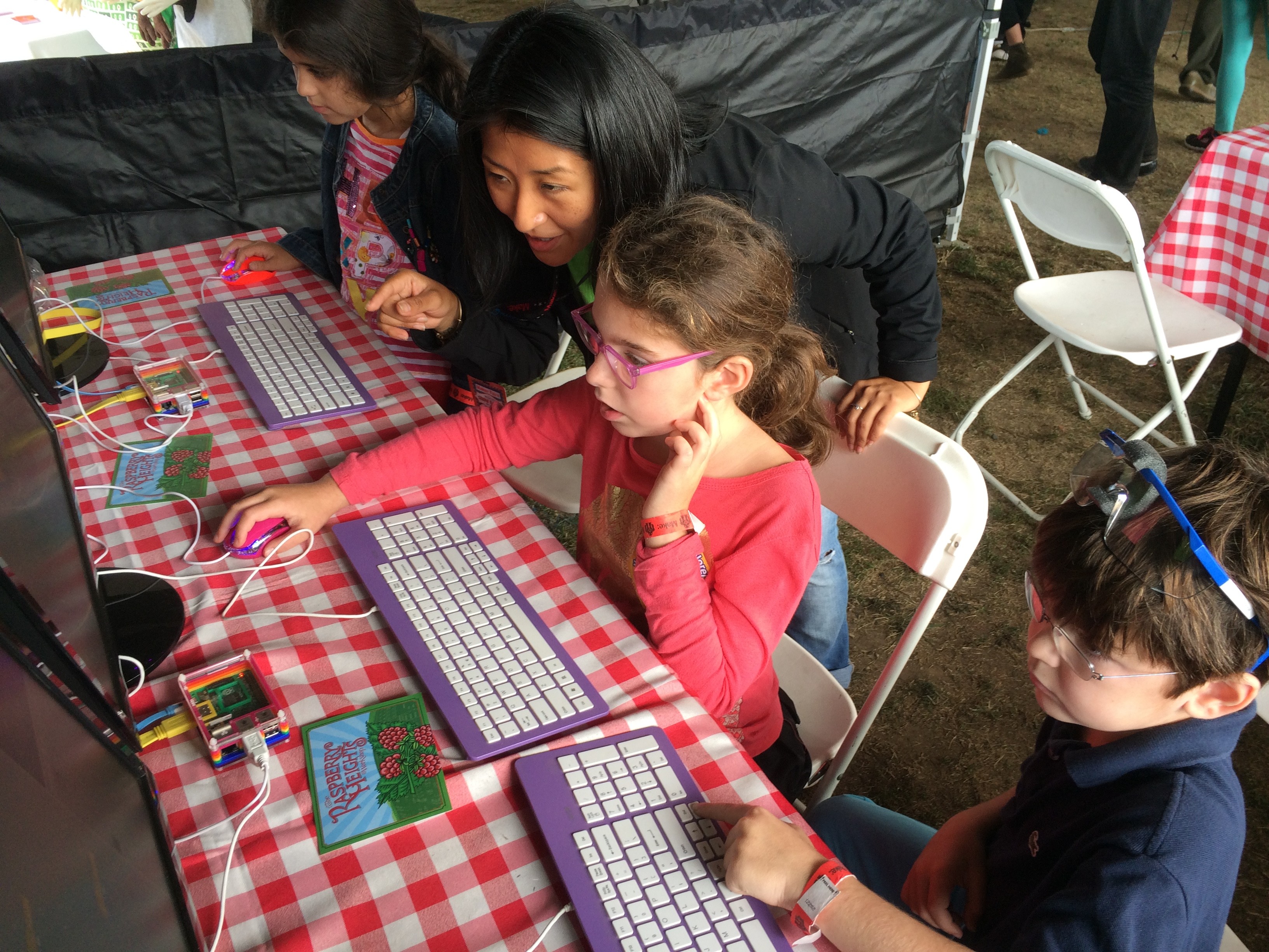 a teacher is teaching children how to use the computer