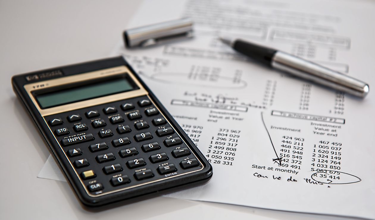 https://images.pexels.com/photos/53621/calculator-calculation-insurance-finance-53621.jpeg?auto=compress&cs=tinysrgb&w=1260&h=750&dpr=1