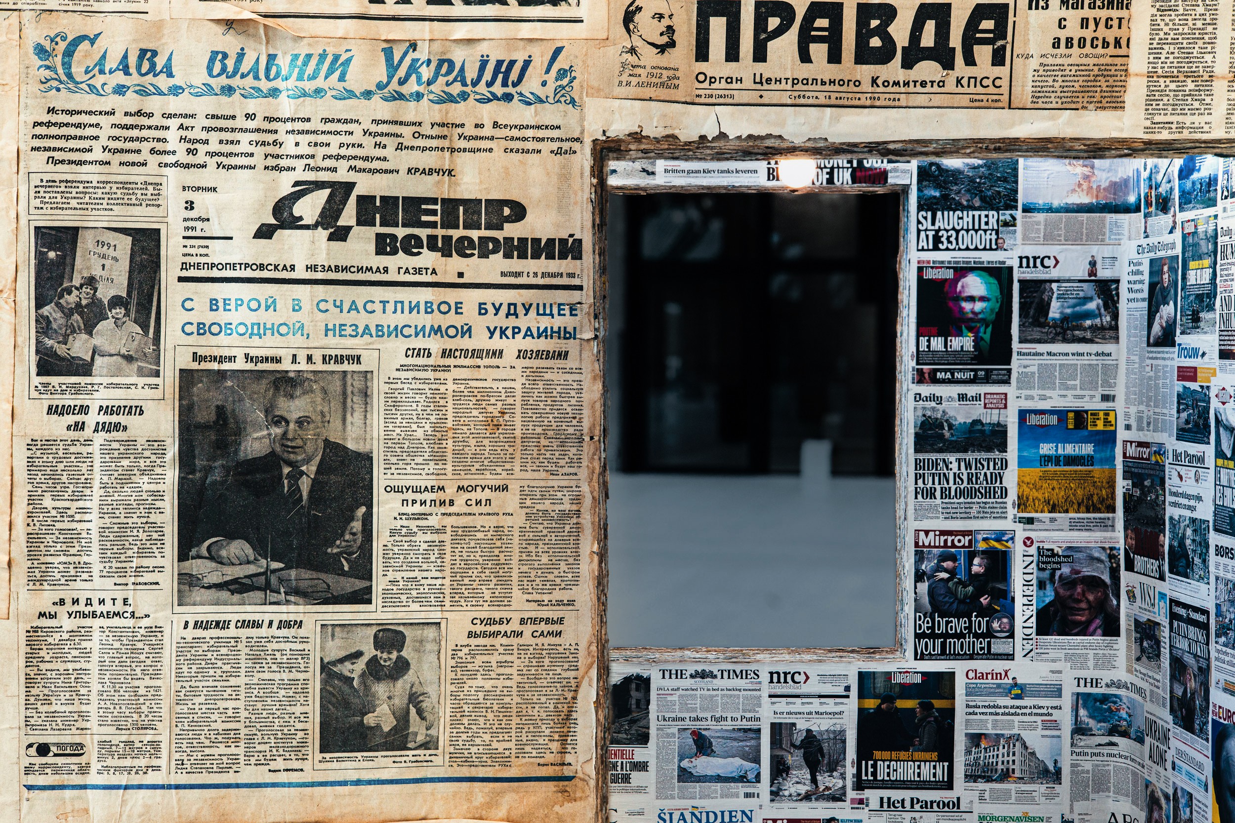 View of the room’s interior corner where stacked newspaper layers define spatial boundaries.