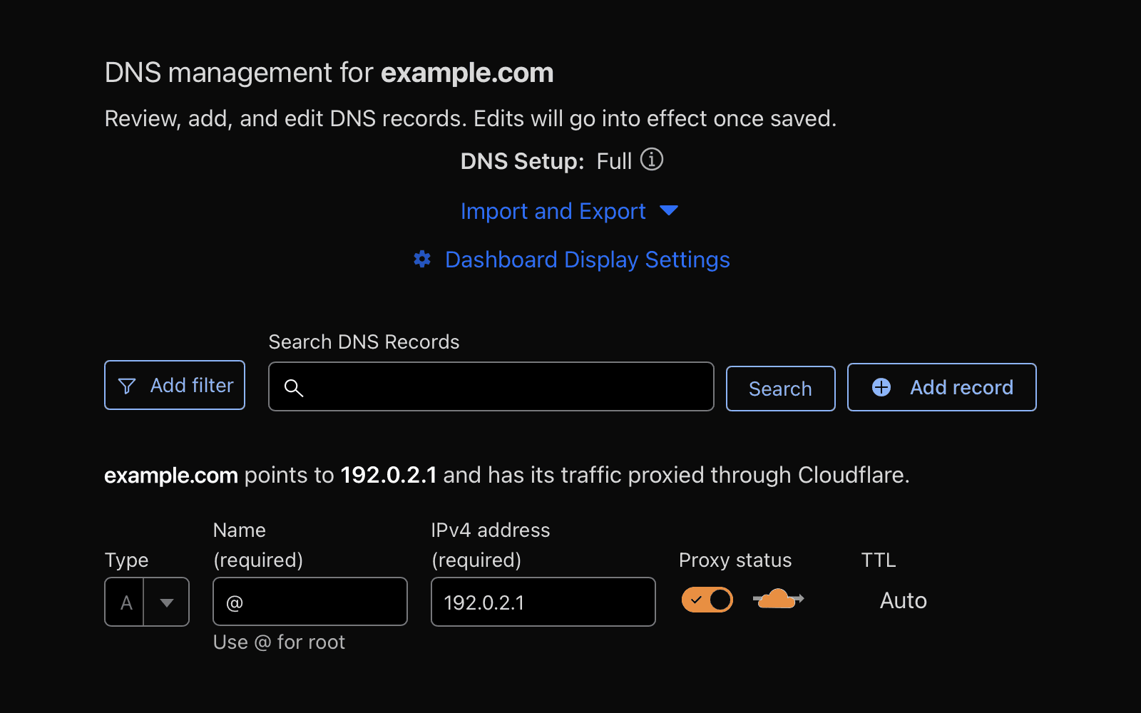 Cloudflare DNS 管理界面截图,显示 example.com 的配置。界面展示了一条 A 记录,指向 IP 地址 192.0.2.1。该记录配置为根域名(@),代理状态已启用(橙色云图标表示),TTL 设置为自动。界面还包括搜索 DNS 记录、添加筛选器和新增记录的选项。