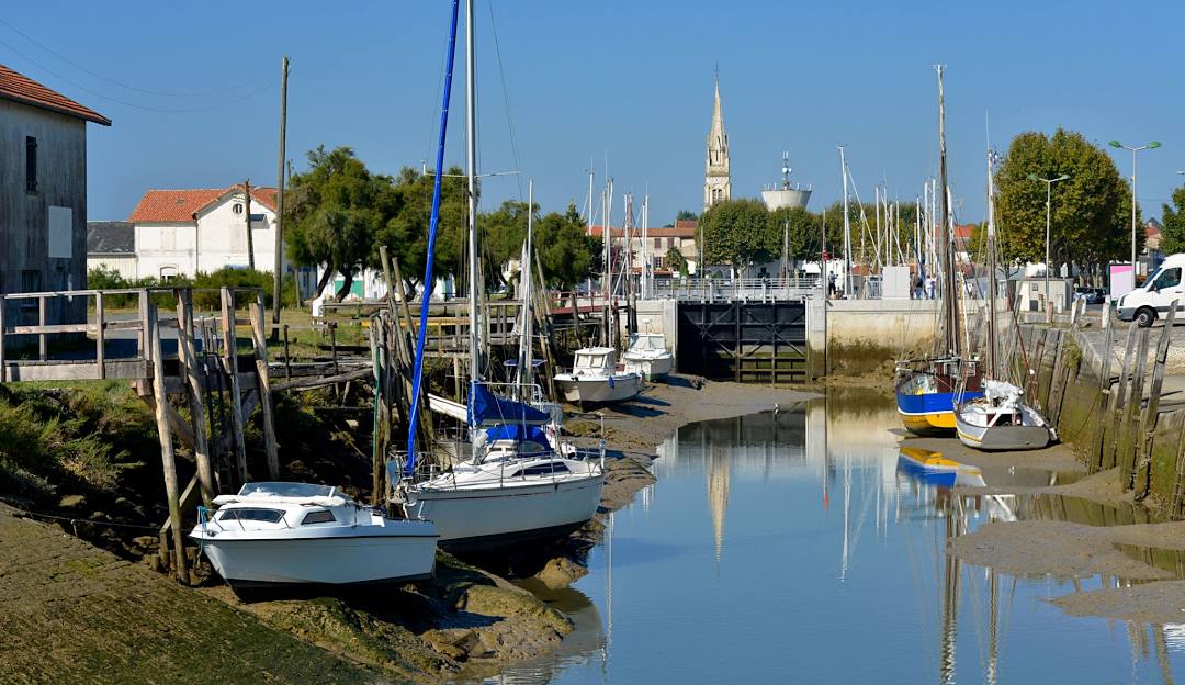 Couvreur sur un toit en plein chantier de couverture