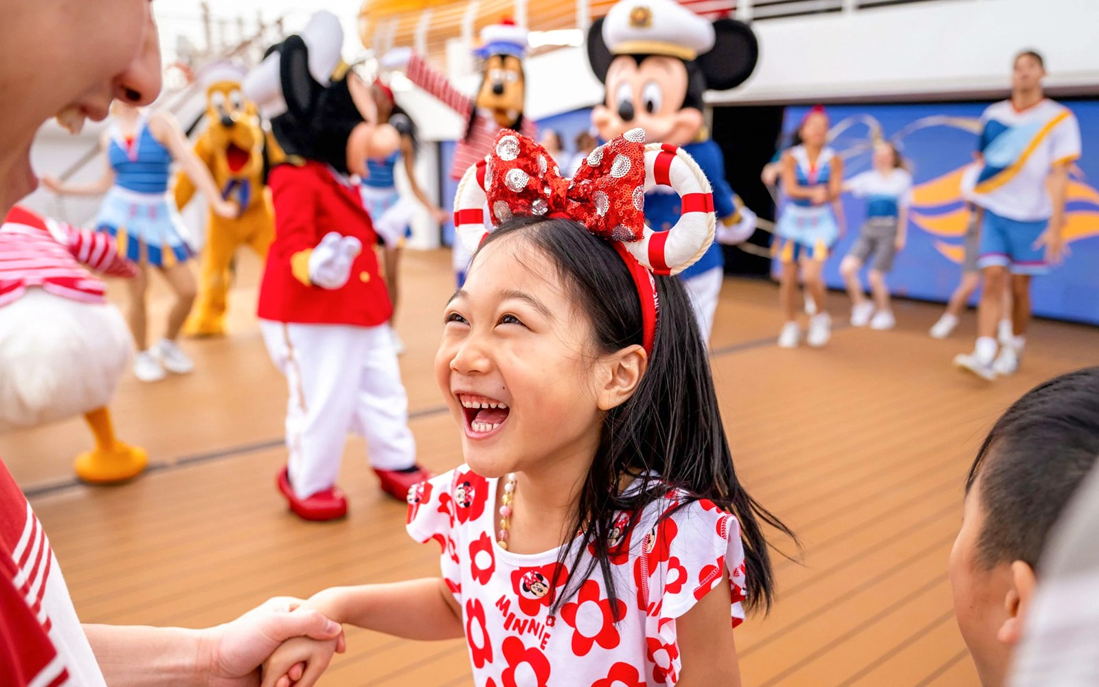 الأطفال في حفلة الإبحار على متن رحلة ديزني للمغامرات من سنغافورة