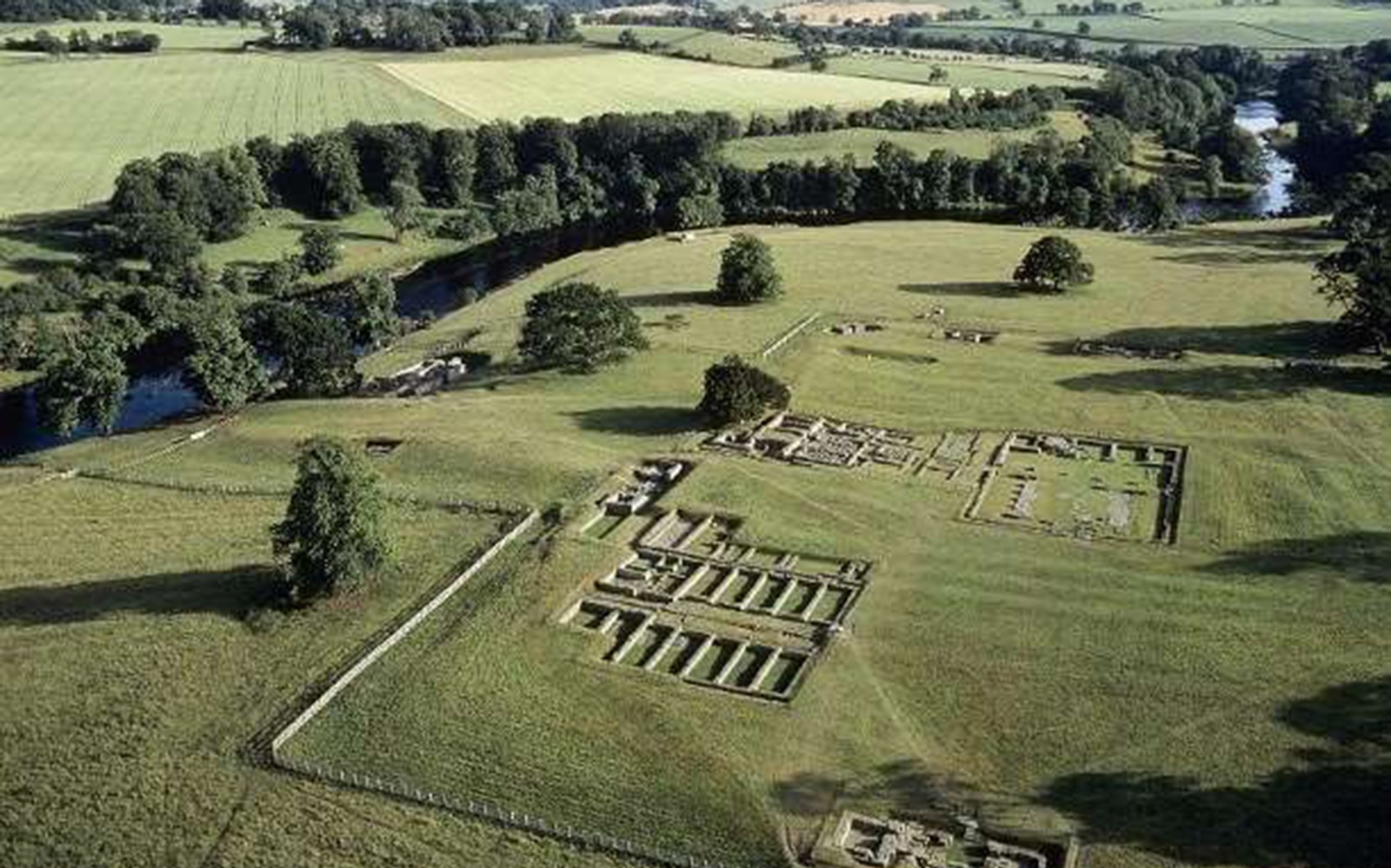 切斯特斯罗马堡垒遗址及其周围景观的鸟瞰图，位于英国诺森伯兰。