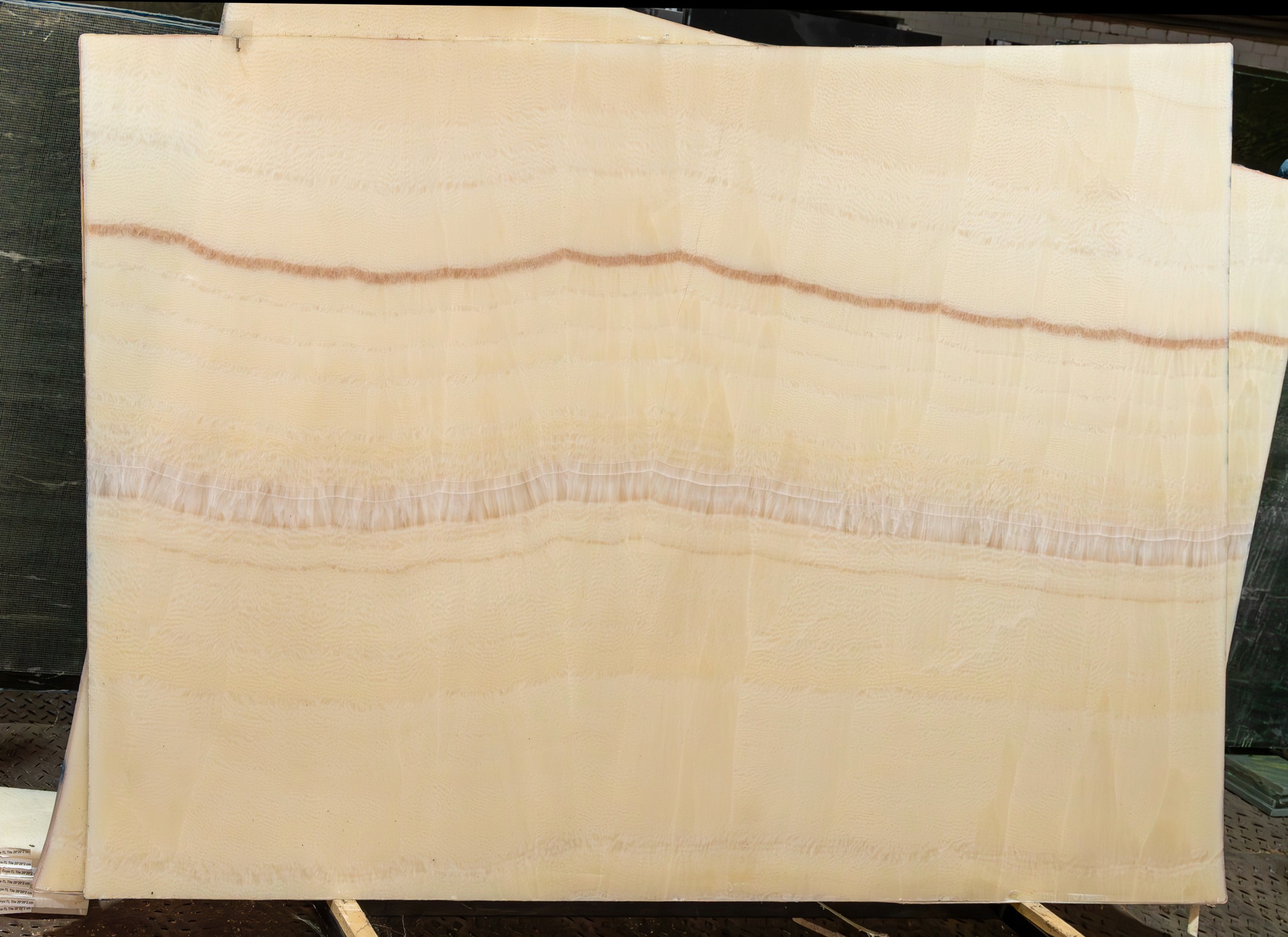 Beigefarbene Honey Onyx slab mit horizontalen Linien