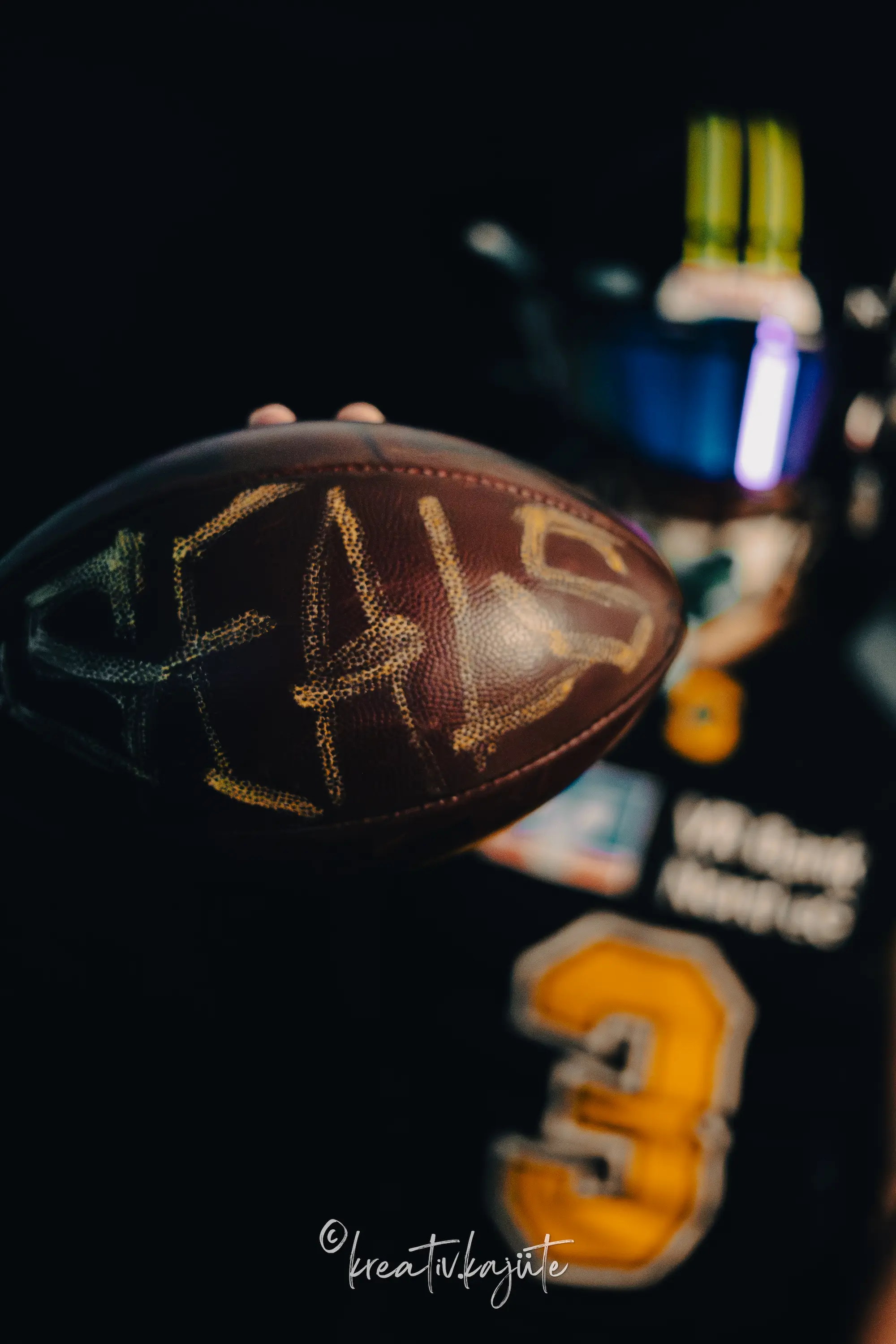 American Football mit Schriftzug der NF Seals in atmosphärischer Beleuchtung