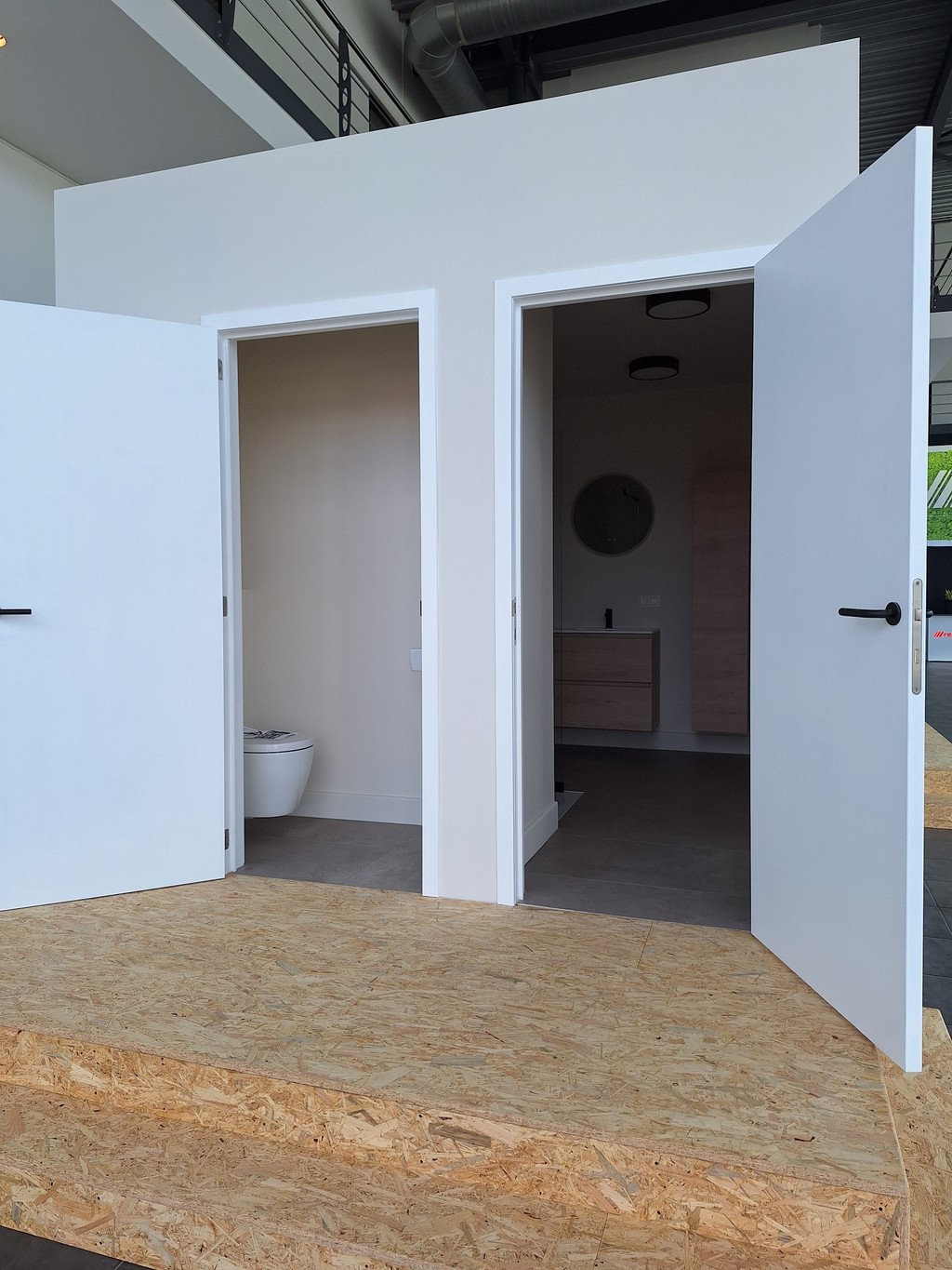 De 2 open zijdeuren van De BOX.