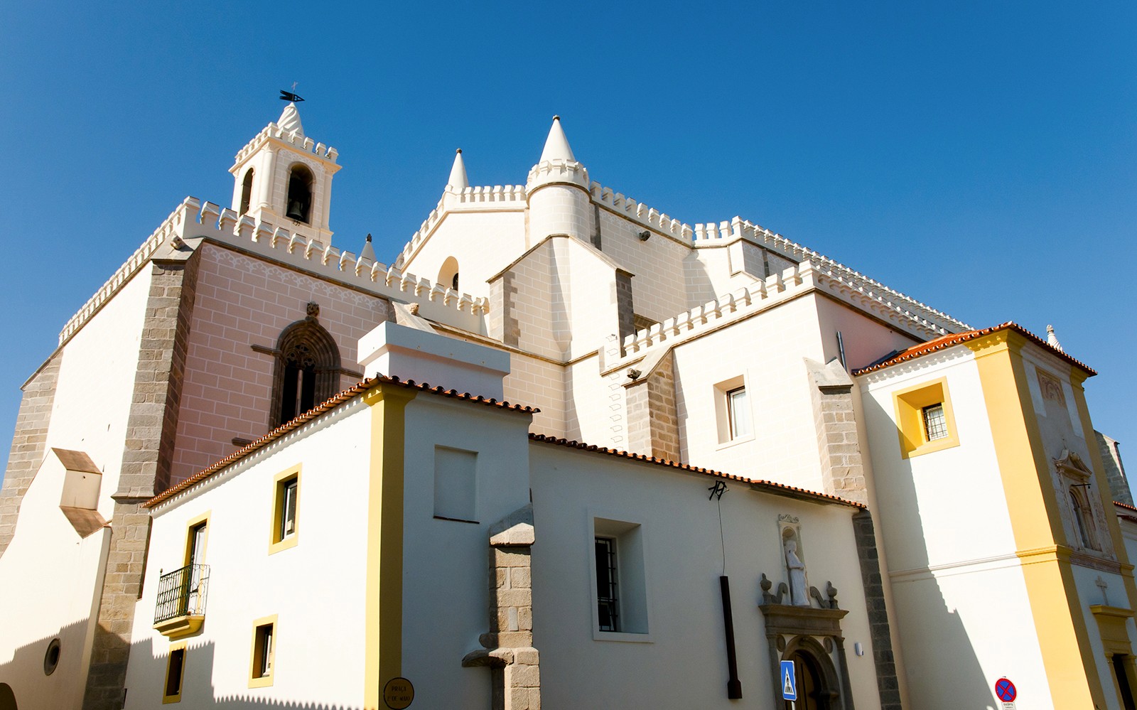 这是一趟从里斯本出发的葡萄酒之旅，特色是参观葡萄牙埃武拉的一座历史建筑。