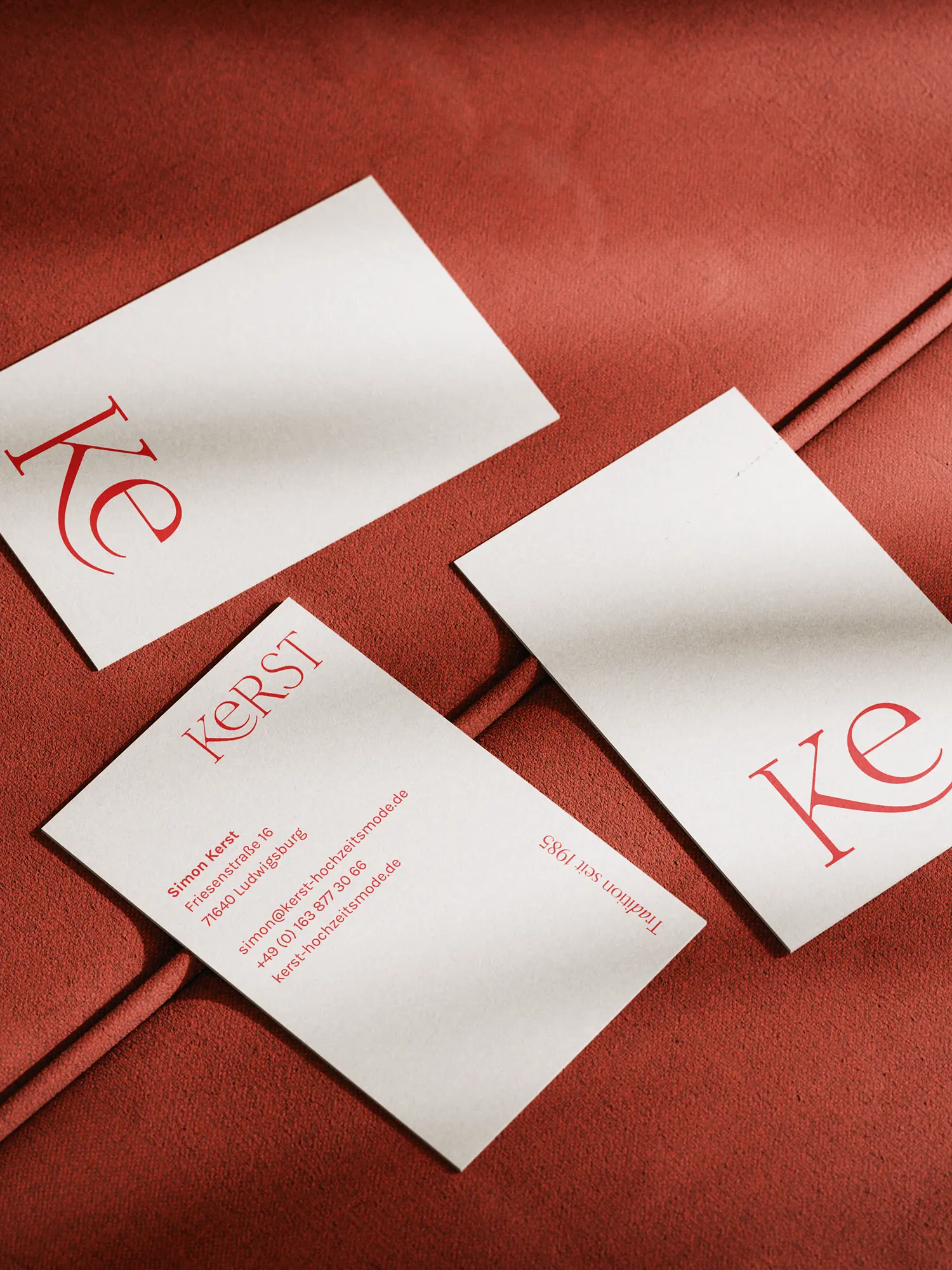 Mockup eines Briefbogens für Kerst Hochzeitsmode in Ludwigsburg mit Logo in Terrakotta, Kontaktdaten, Bankverbindung und Markensiegeln Her Happy Day und His Happy Day.