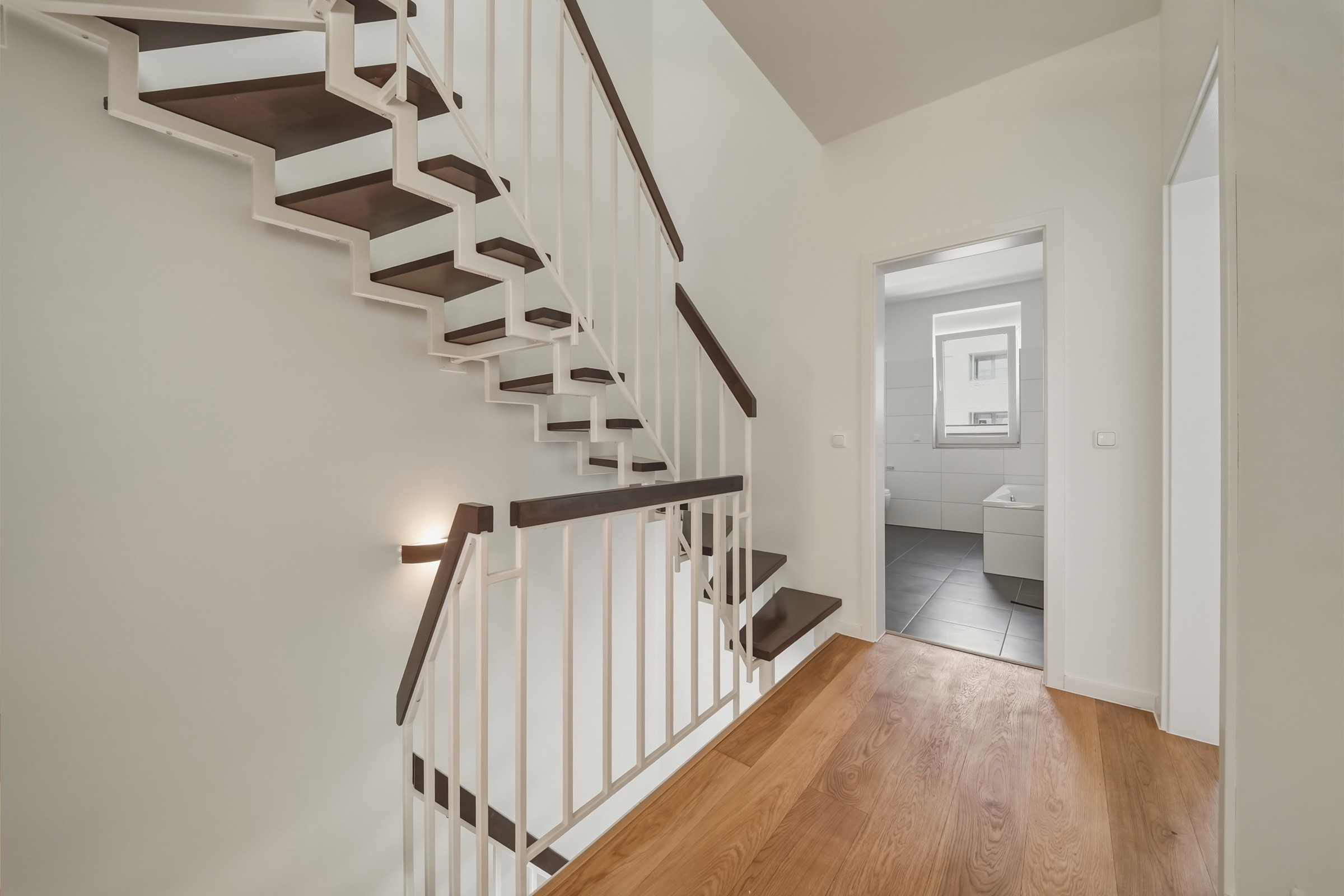 Immobilienfotografie, Alt-Stralau, Reihenhaus Hausflur, Treppen, modern