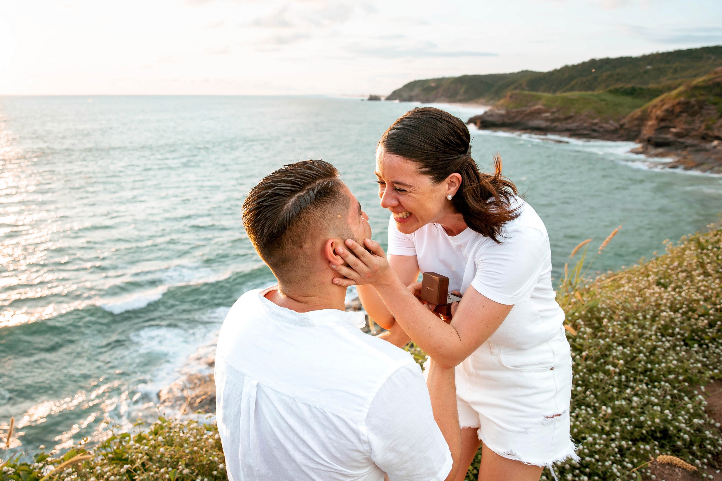 Emoción y sorpresa en una propuesta de matrimonio en la playa paar sesión de fotos