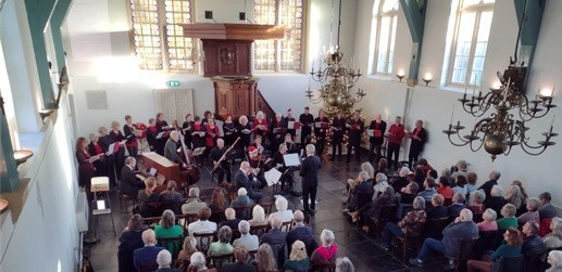 Binnen in de petruskerk