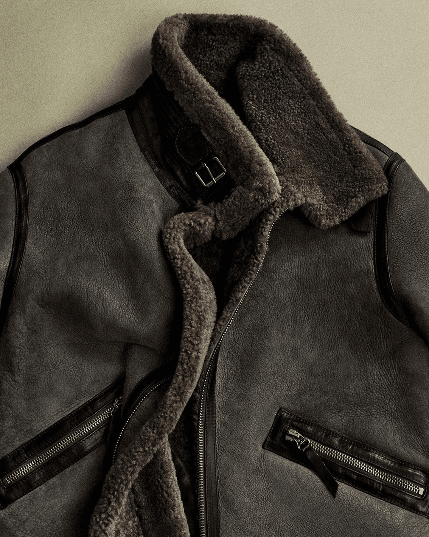 Col en peau lainée d'un blouson aviateur de la marque Belstaff