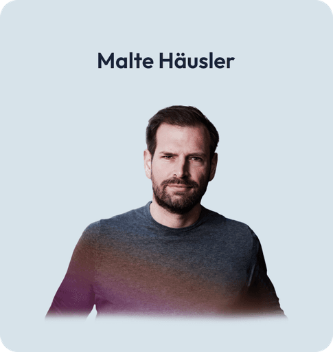 Porträt von Malte Häusler, im dunklen Pullover, mit selbstbewusstem Lächeln.