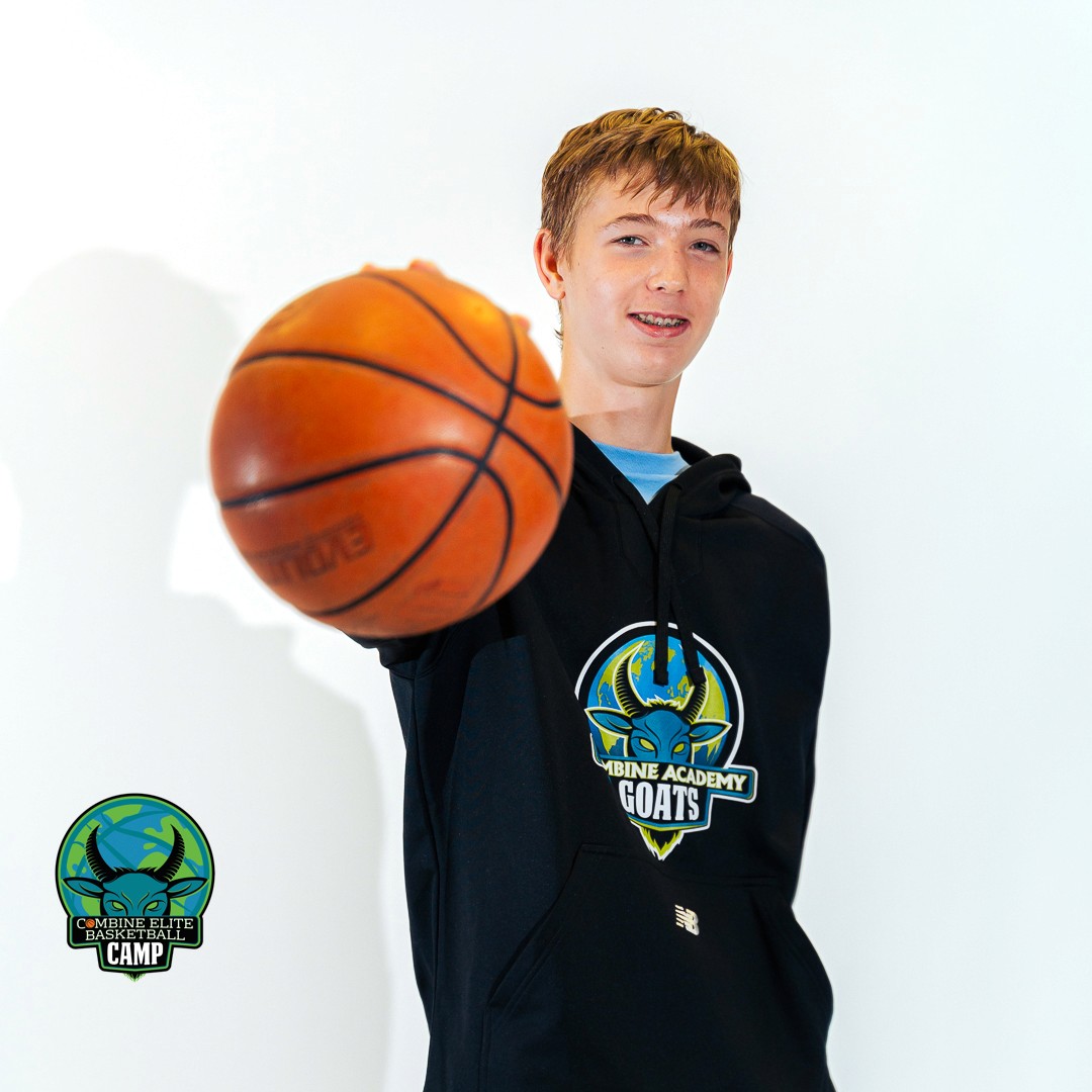 Portrait d’un membre de la Combine Academy avec un ballon de basket.