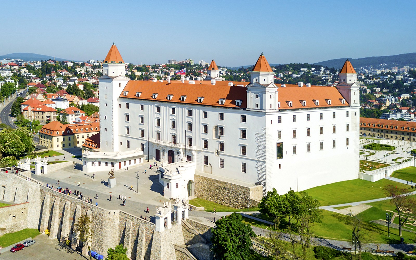 Bratislava Slot med røde tage, der kigger ud over bybilledet i Slovakiet.