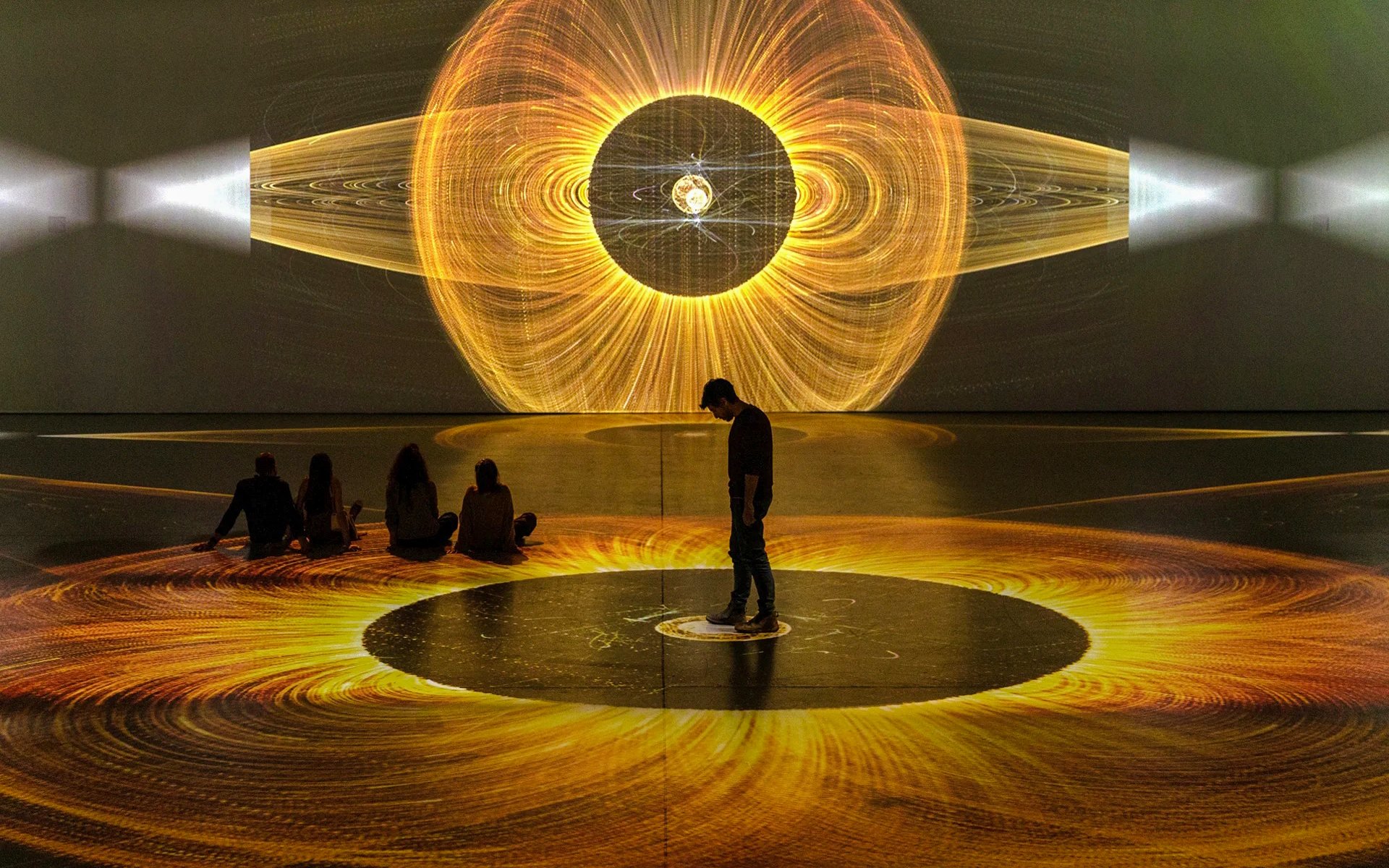 訪客於 Signal Space 數碼藝術畫廊欣賞數碼藝術投影作品。