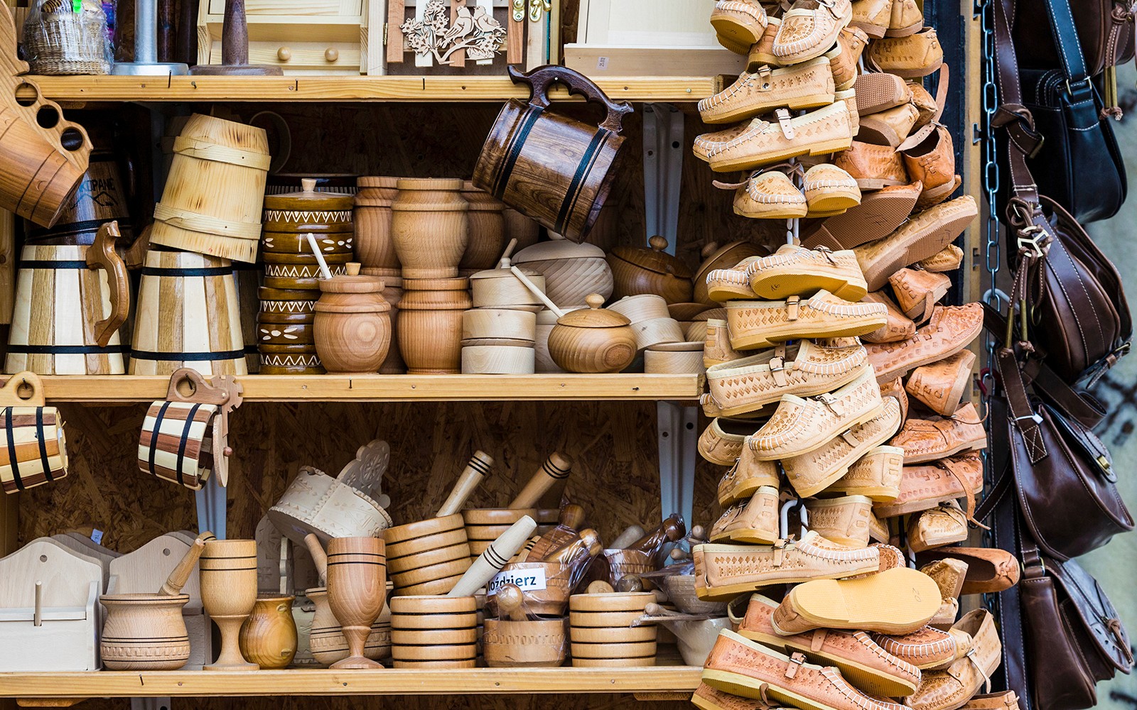 Дървени занаяти и традиционни обувки на пазар в Закопане, Полша, част от обиколка в Краков.
