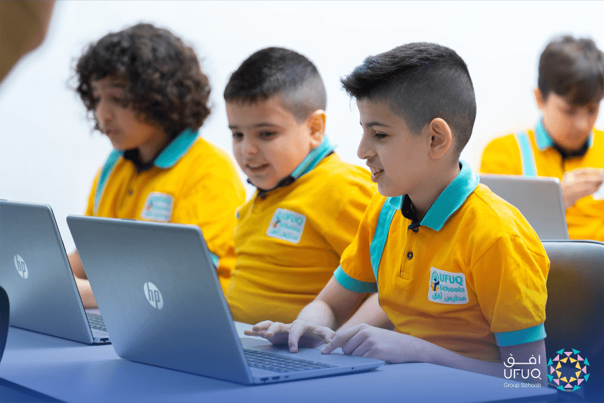 طلاب صغار يستخدمون حواسيب محمولة