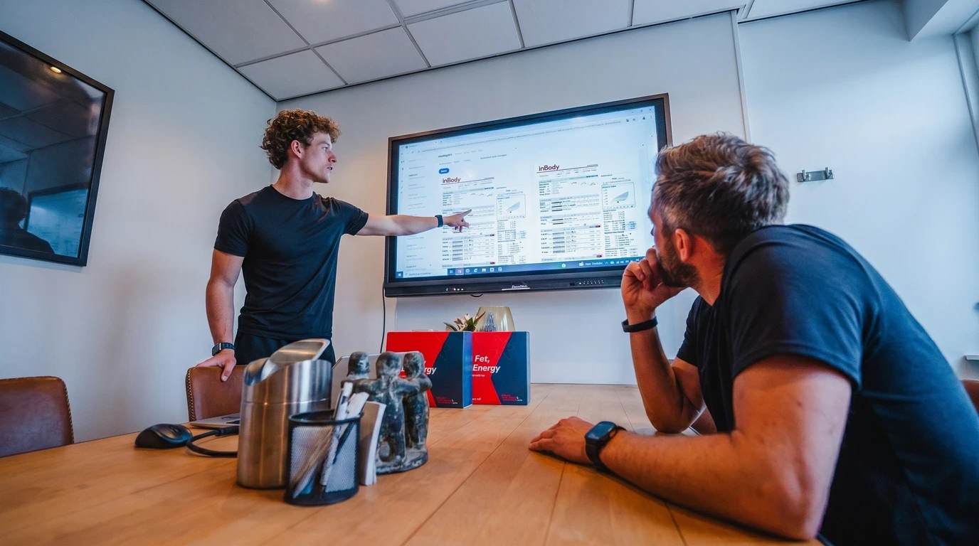 Personal trainer bespreekt InBody-meting tijdens een gezondheidscheck