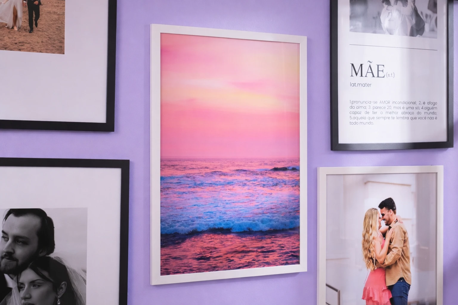 Pessoa segurando fotolivro com foto de mulher sorrindo ao ar livre, com a frase “Eu amo o Norte” escrita no canto da imagem
