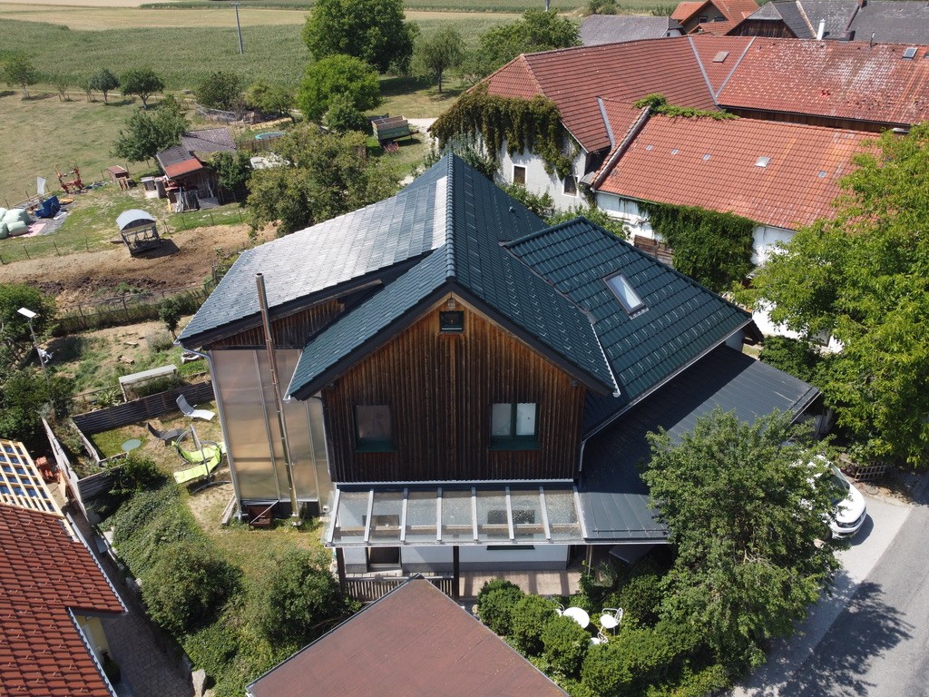 Haus mit Wintergarten und überdachter Terrasse aus der Vogelperspektive