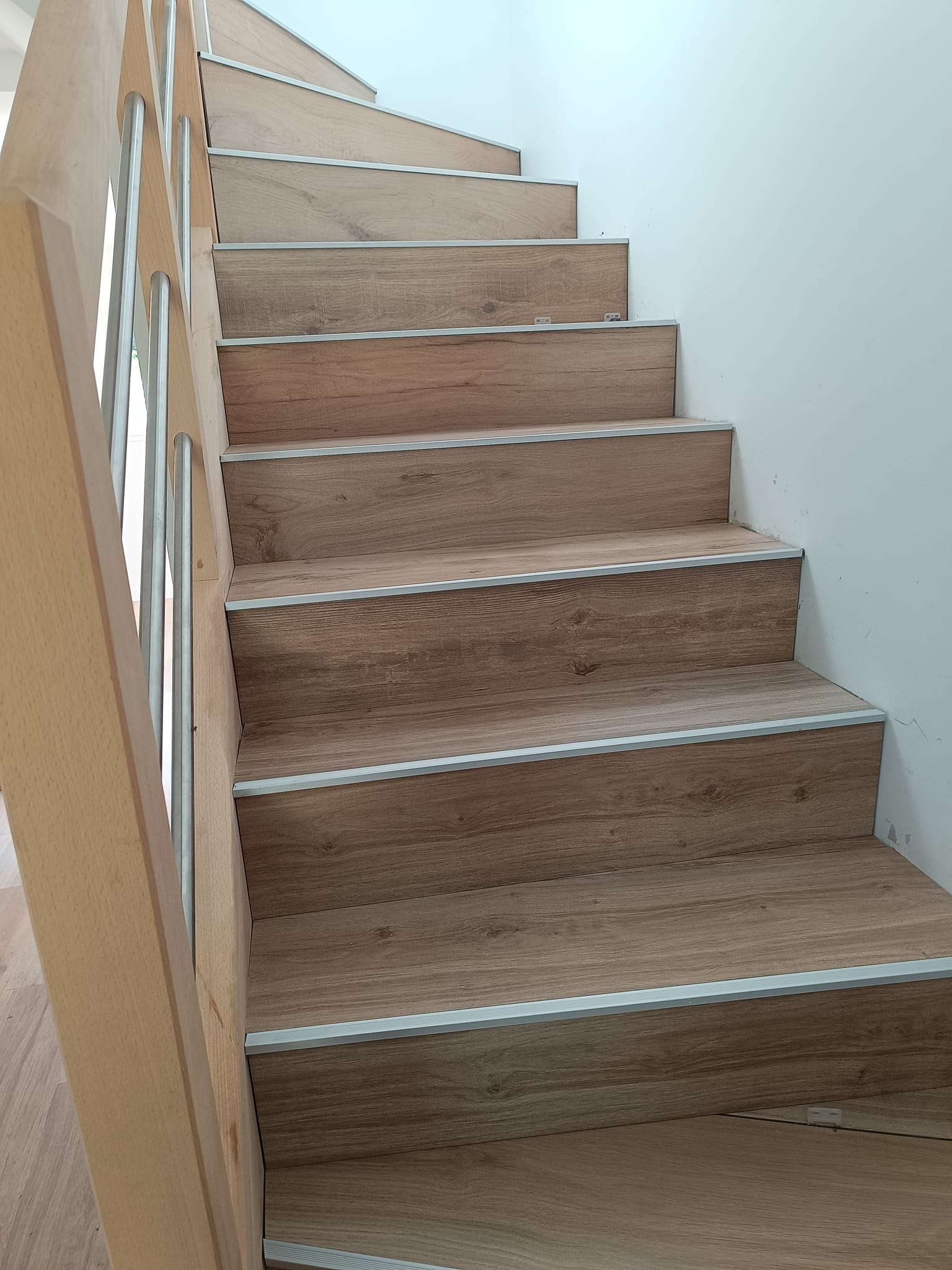 Modern banyo seramik döşeme uygulaması
