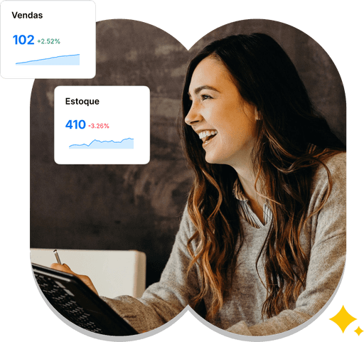 Mulher sorrindo olhando para vendas e estoque