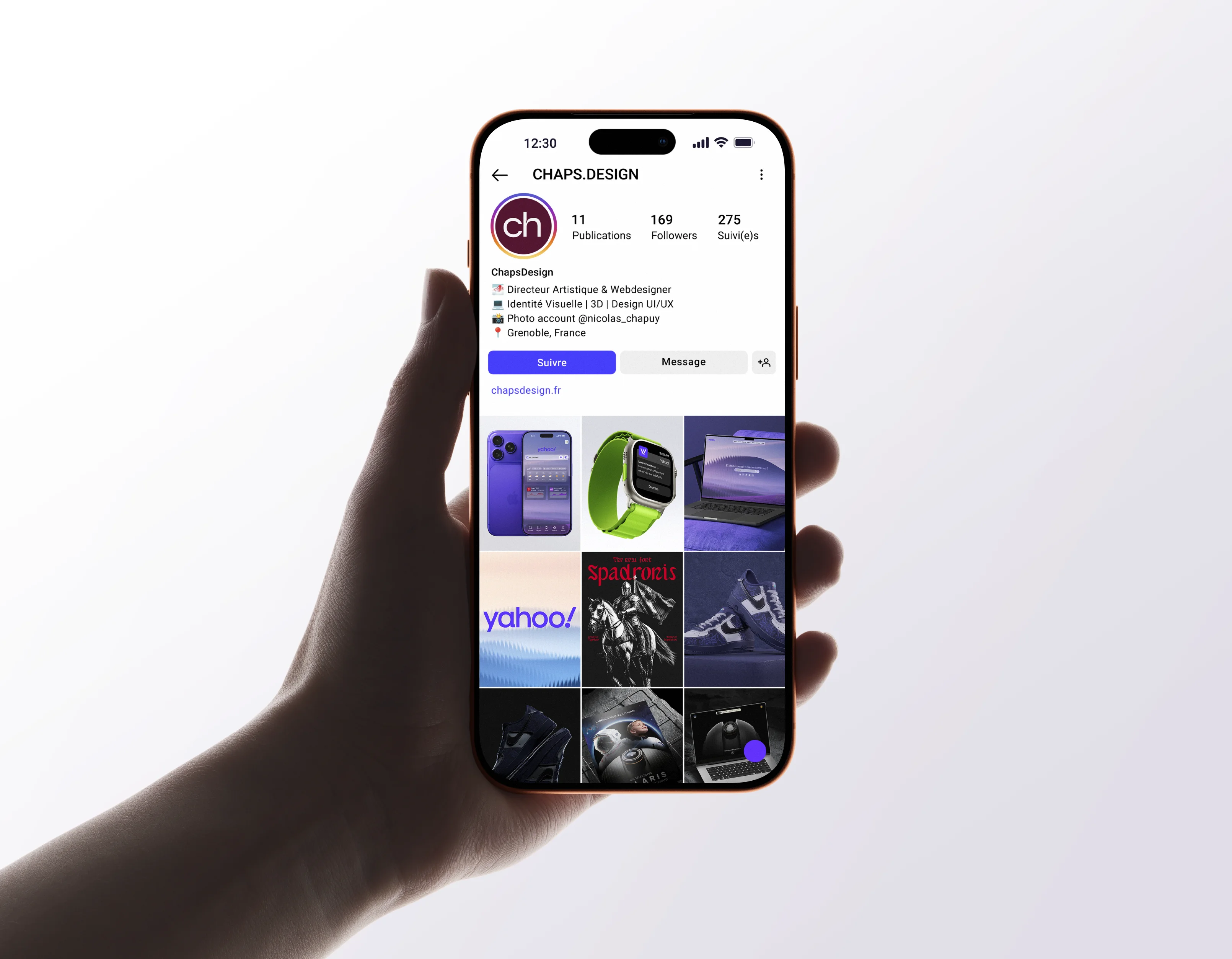 Une main tenant un Iphone, montrant le feed Instagram de ChapsDesign.