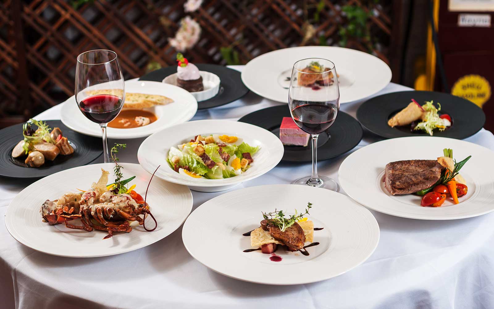 在Lady Crystal号上享用法式晚餐和饮品