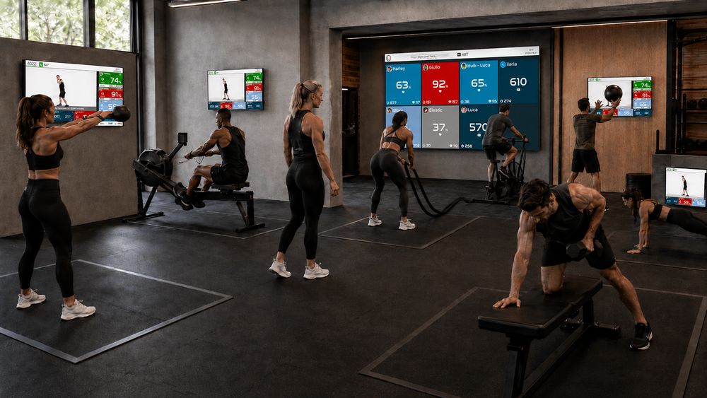 Sala di allenamento con schermi di frequenza cardiaca live gestiti dalla piattaforma Uptivo