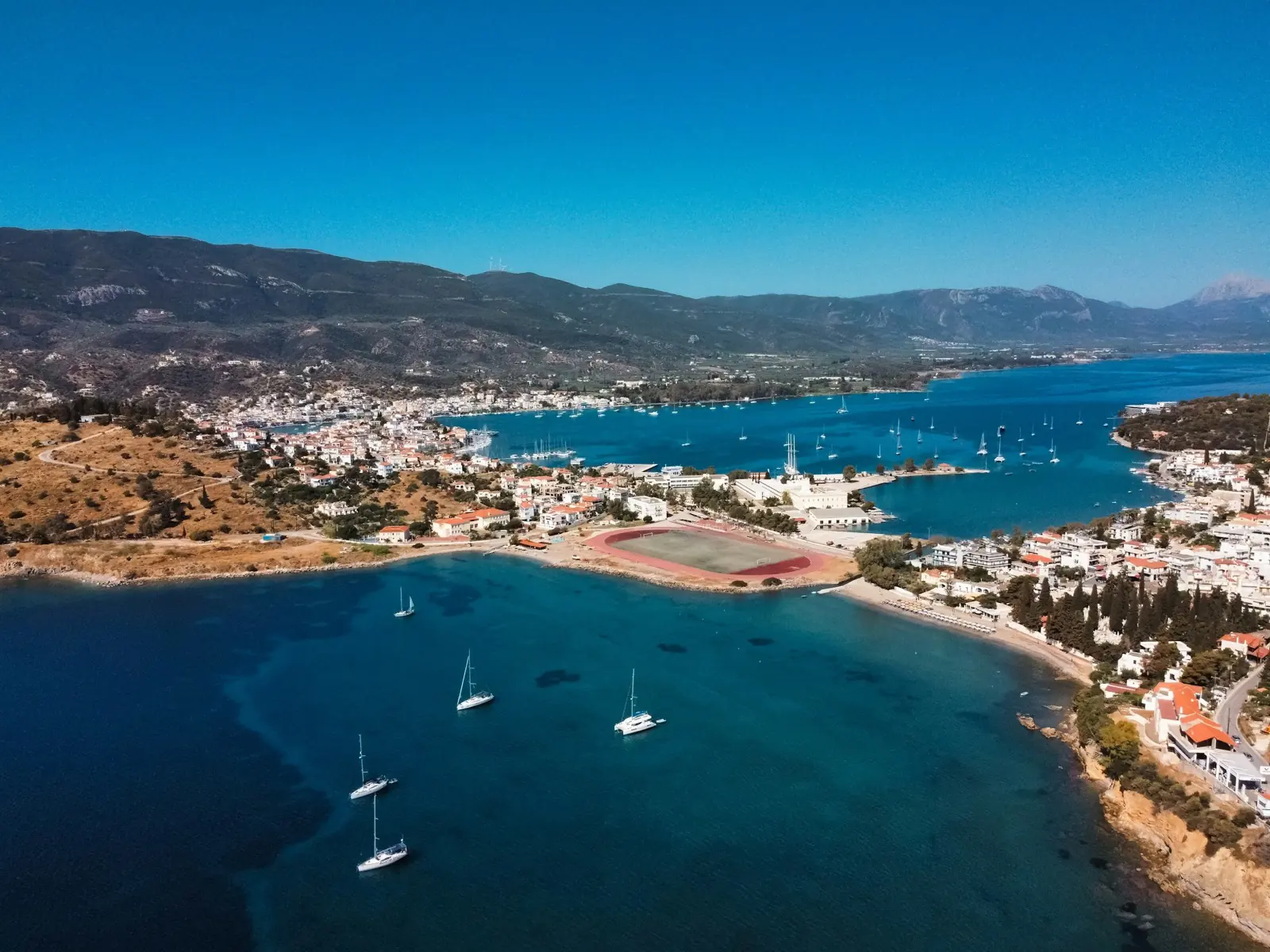 Voiliers dans le port de Poros, dans le golfe Saronique