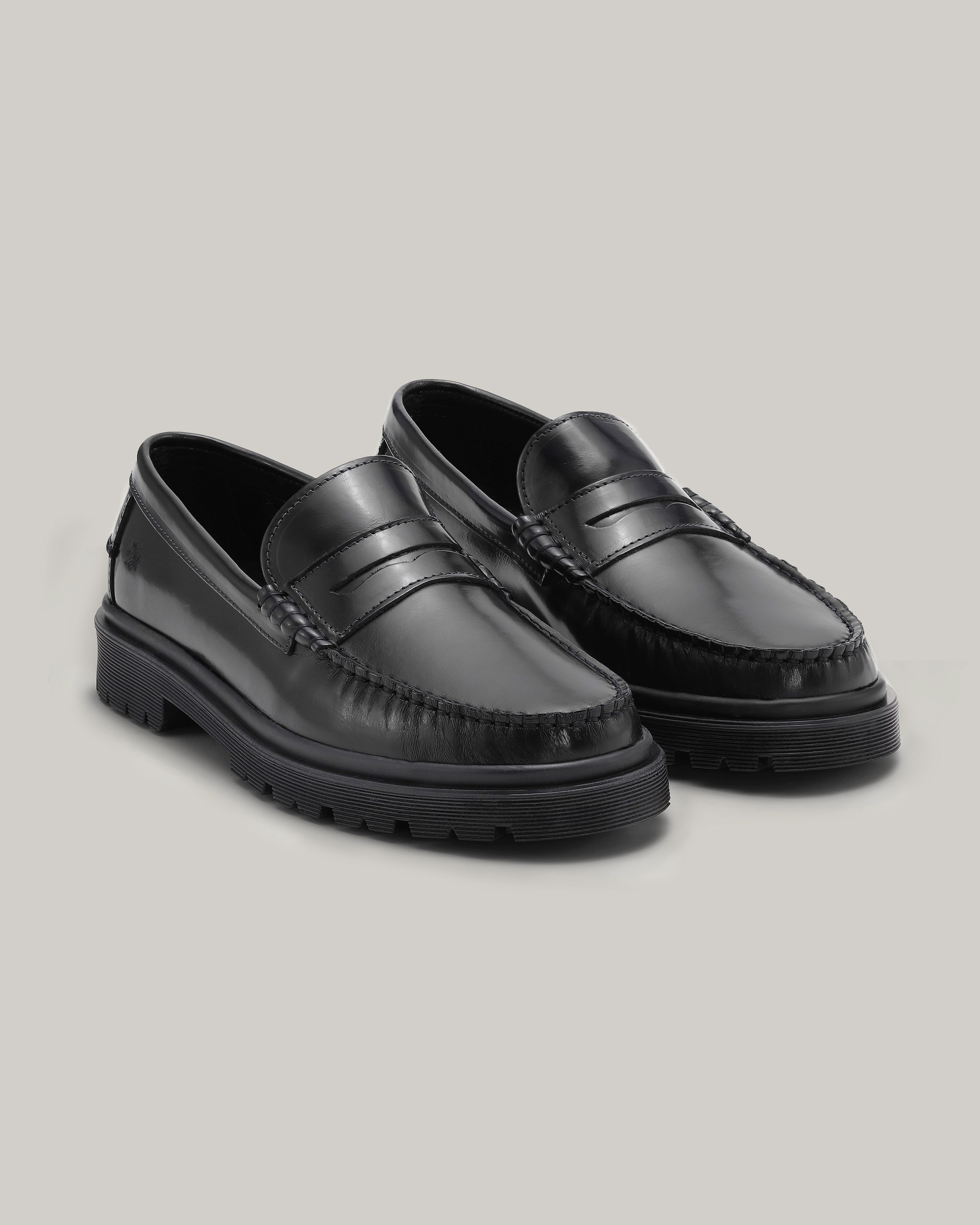 Une paire de mocassins noirs Playboy
